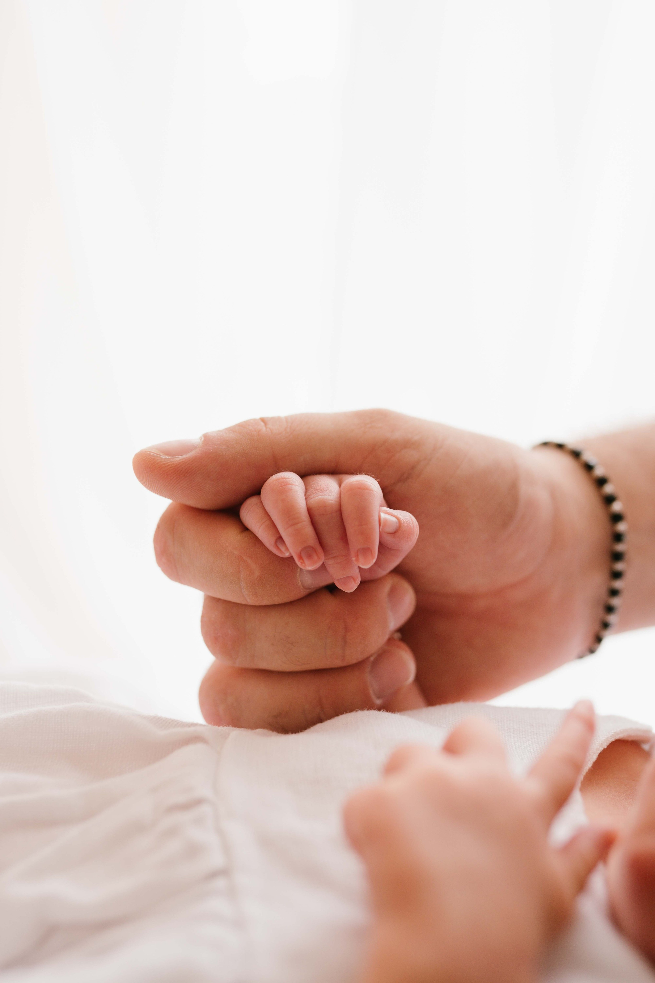 Inspira sesiune foto nou-nascut. Madalina Beda- Artist vizual, fotograf, doula la nastere, consultant babywearing Brasov si in toata tara