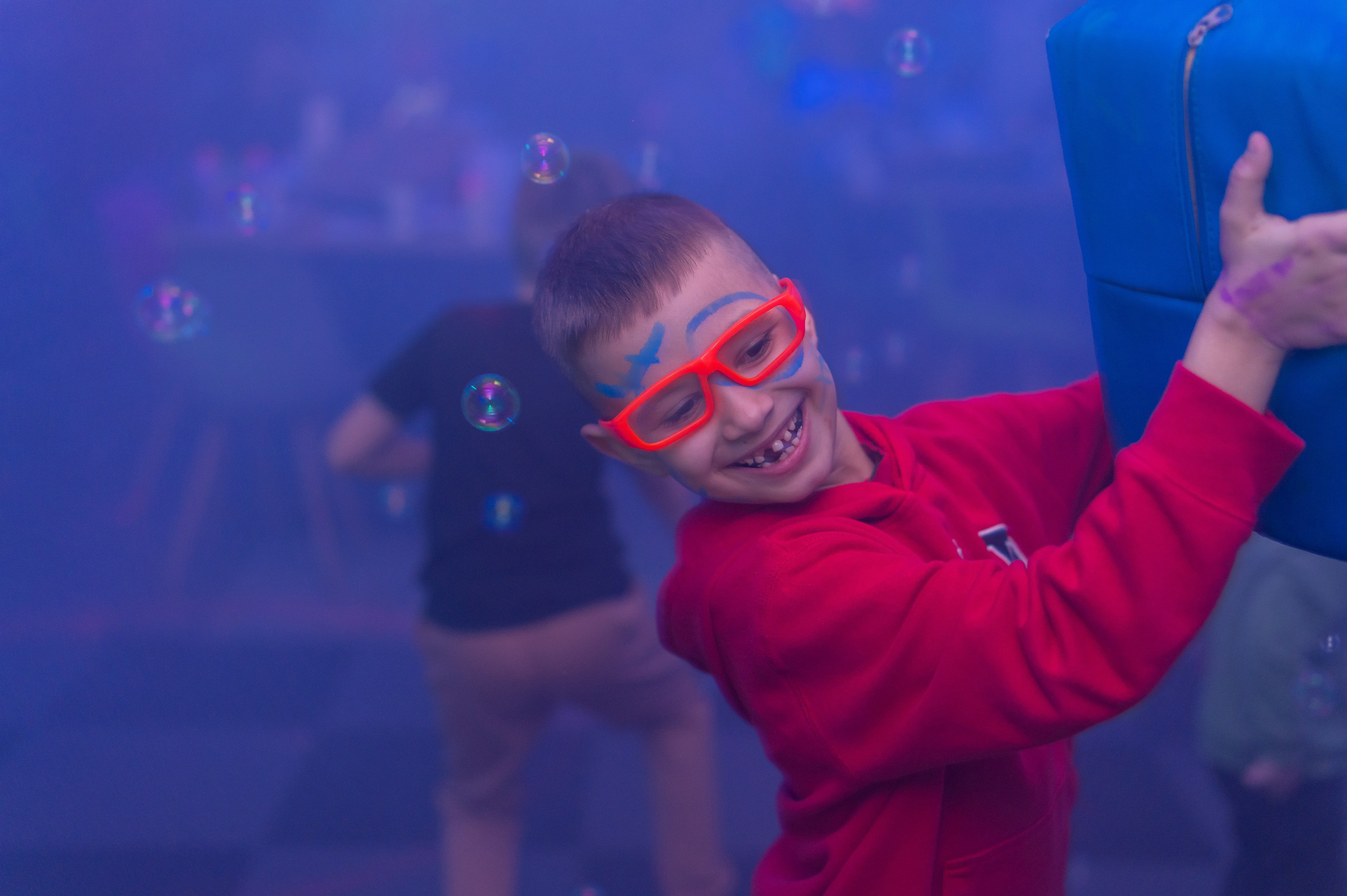 День народження в неоновій кімнаті. Фотограф Київ