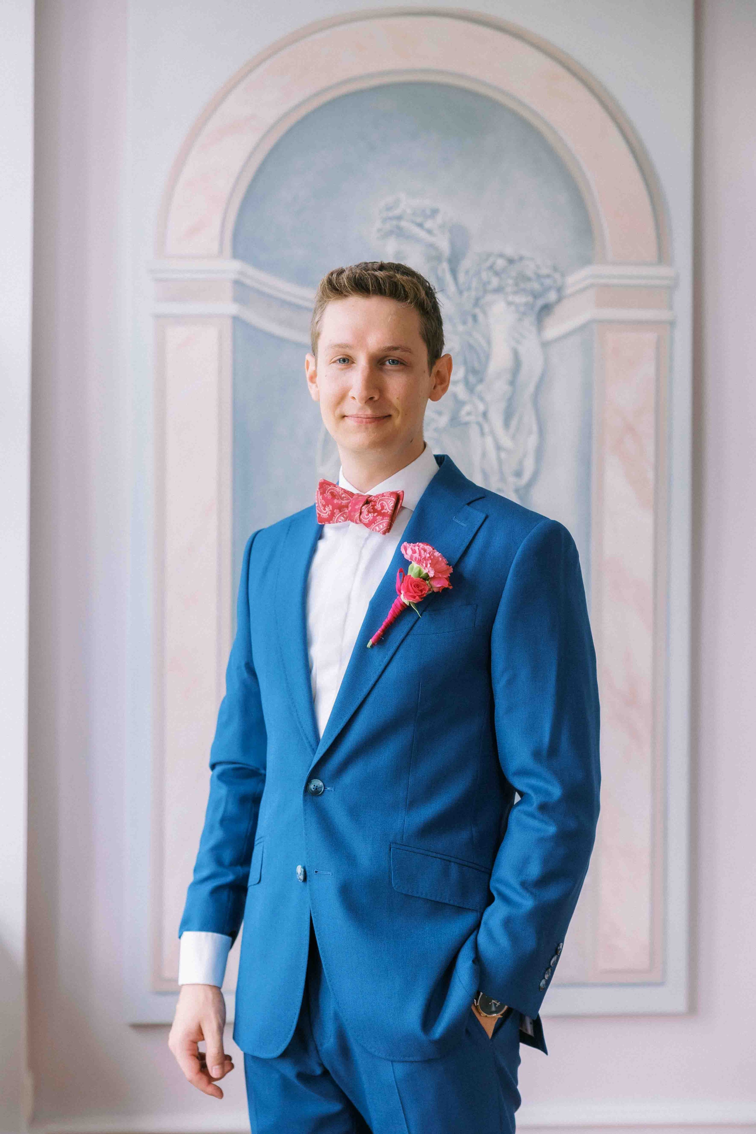 getting ready bräutigam bei hochzeit im schloss von hammerstein