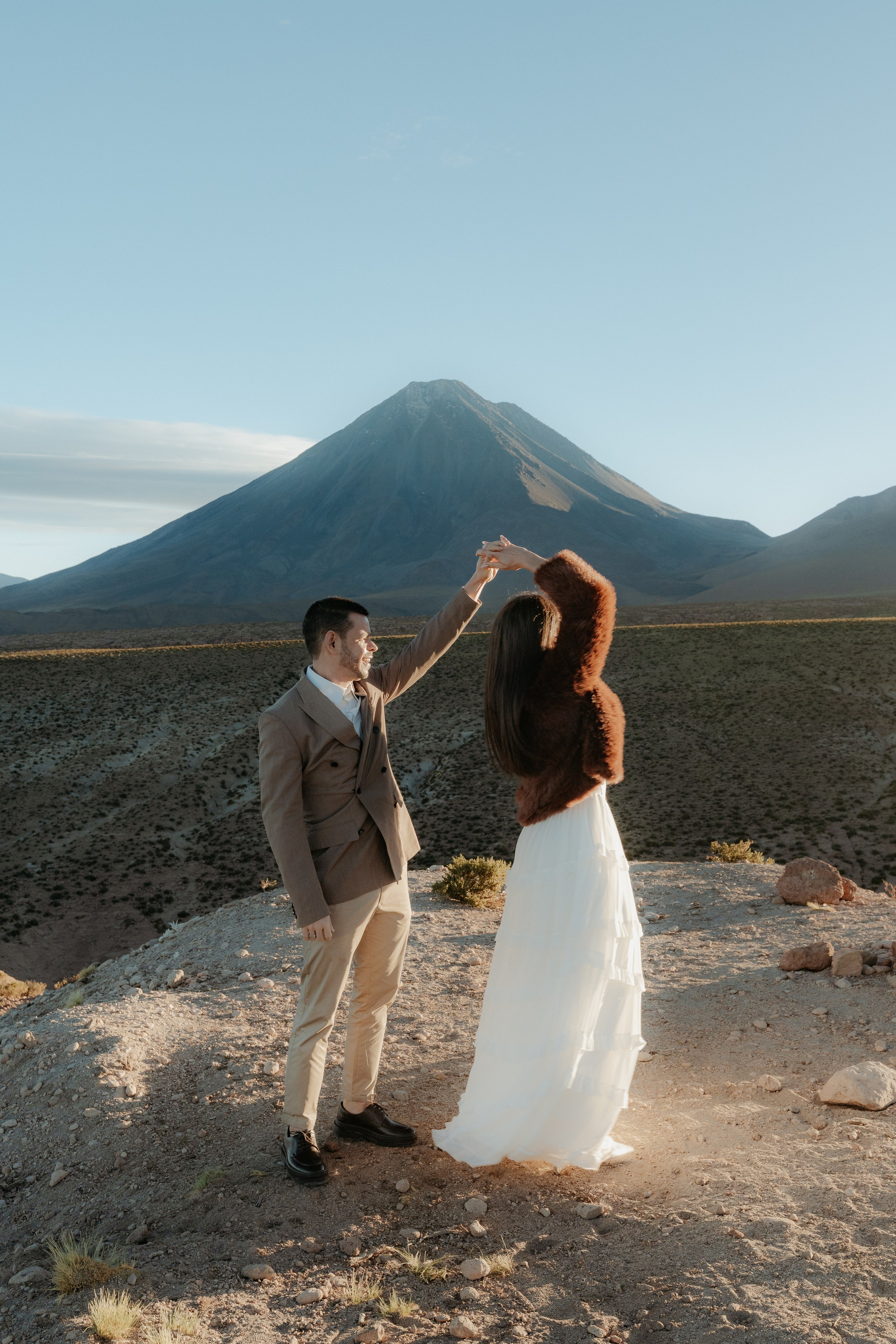 Pre-wedding no mirante do vulcão Licancabur. Photographer in San Pedro de Atacama