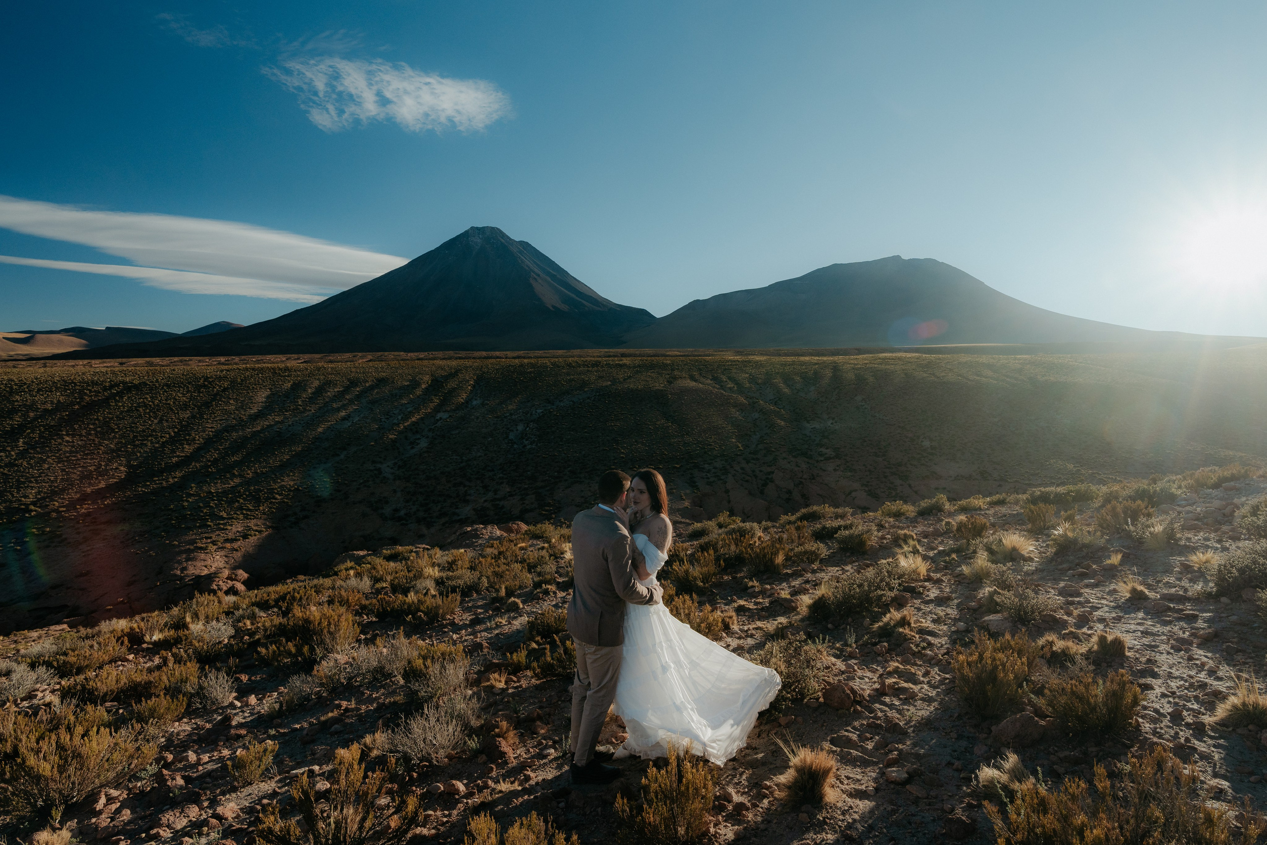 Pre-wedding no mirante do vulcão Licancabur. Photographer in San Pedro de Atacama