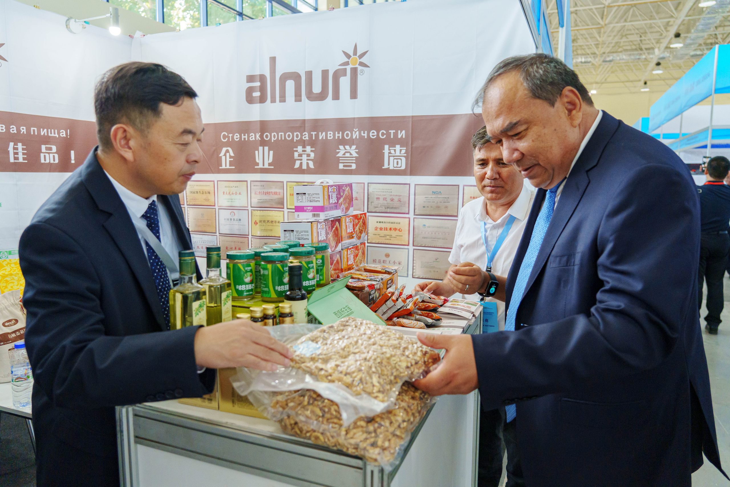 Выставка Синьцзянской продукции. Узбекистан — Китай. Георгий Намазов | Фотограф в Ташкенте