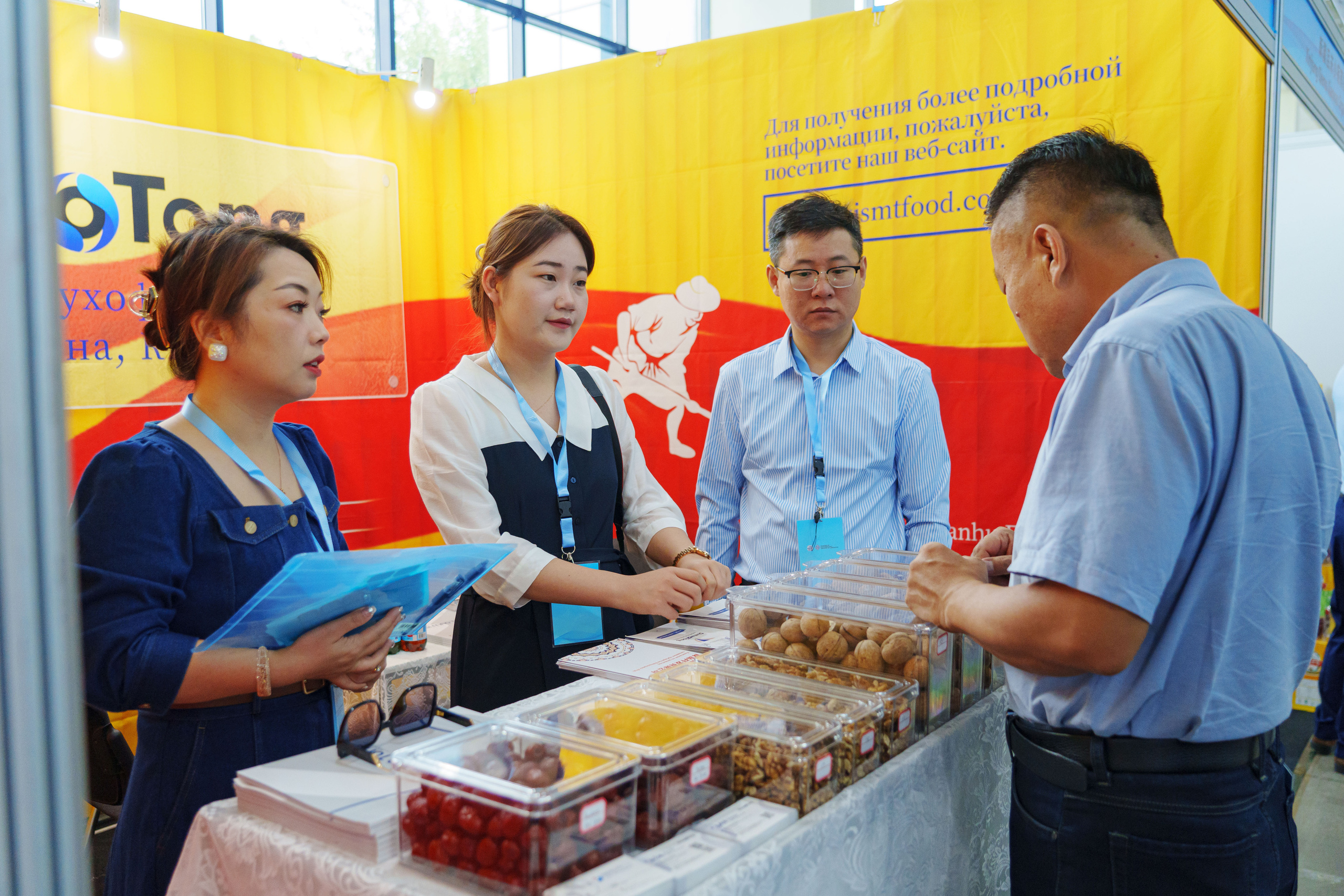 Выставка Синьцзянской продукции. Узбекистан — Китай. Георгий Намазов | Фотограф в Ташкенте