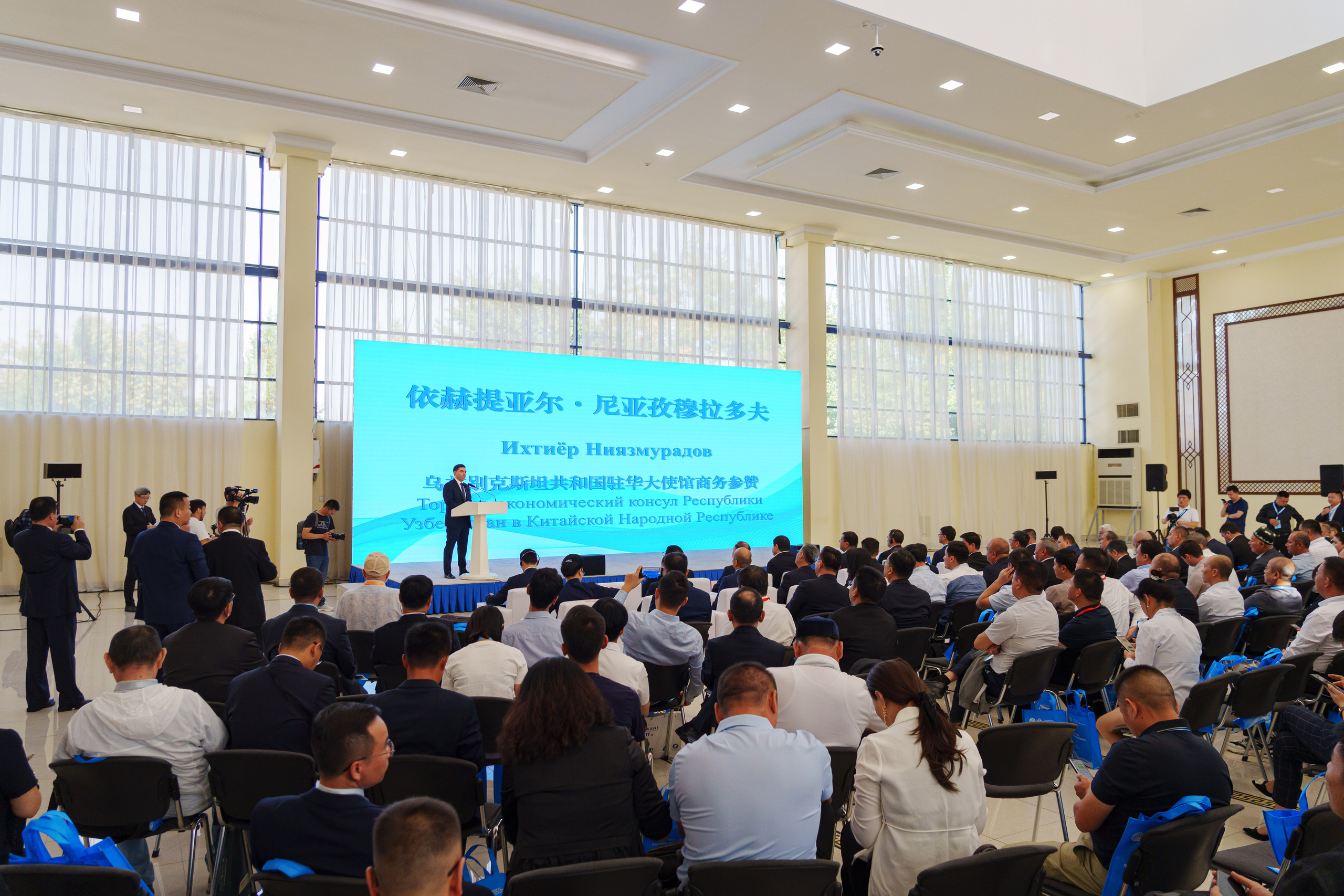 Выставка Синьцзянской продукции. Узбекистан — Китай. Георгий Намазов | Фотограф в Ташкенте