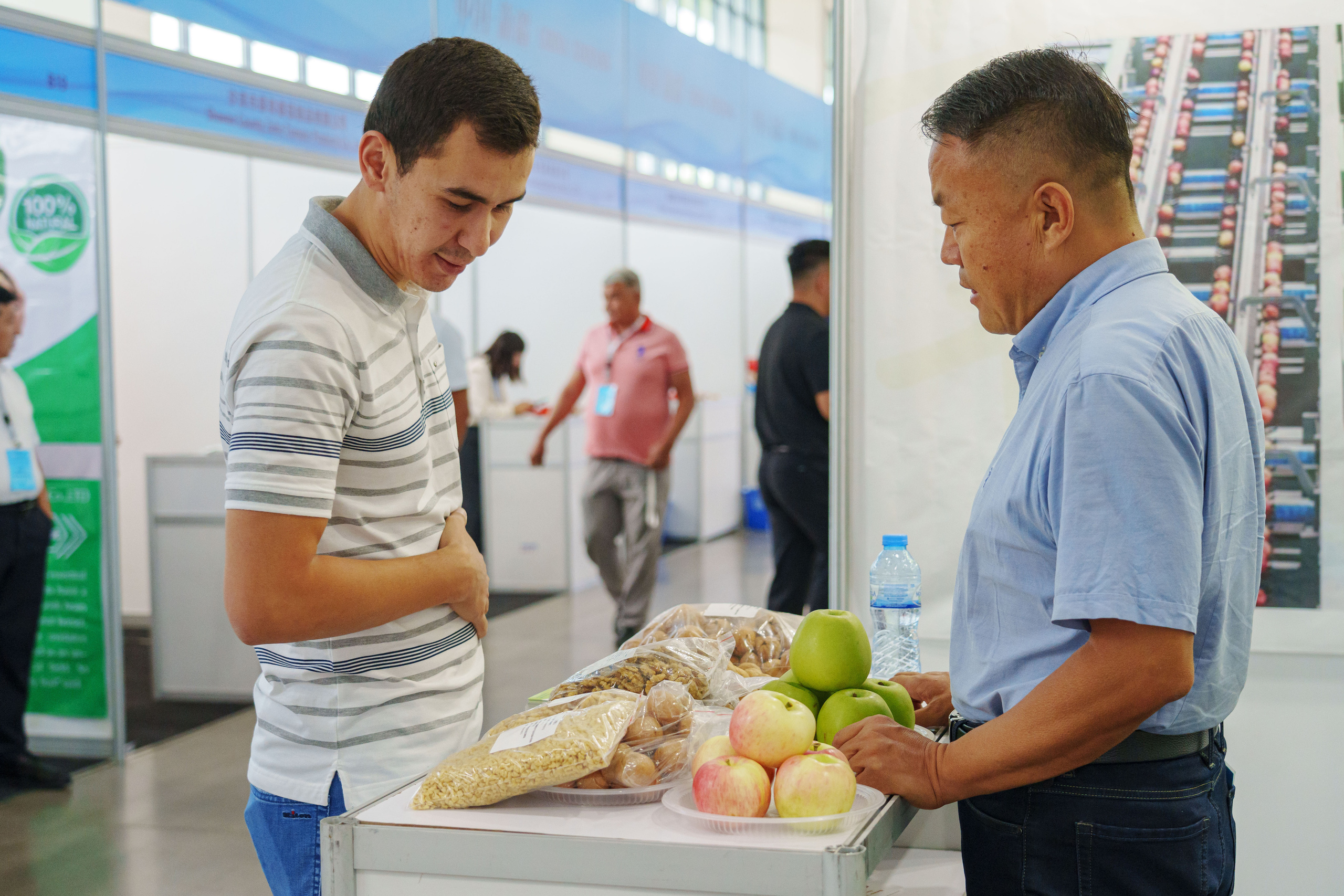 Выставка Синьцзянской продукции. Узбекистан — Китай. Георгий Намазов | Фотограф в Ташкенте