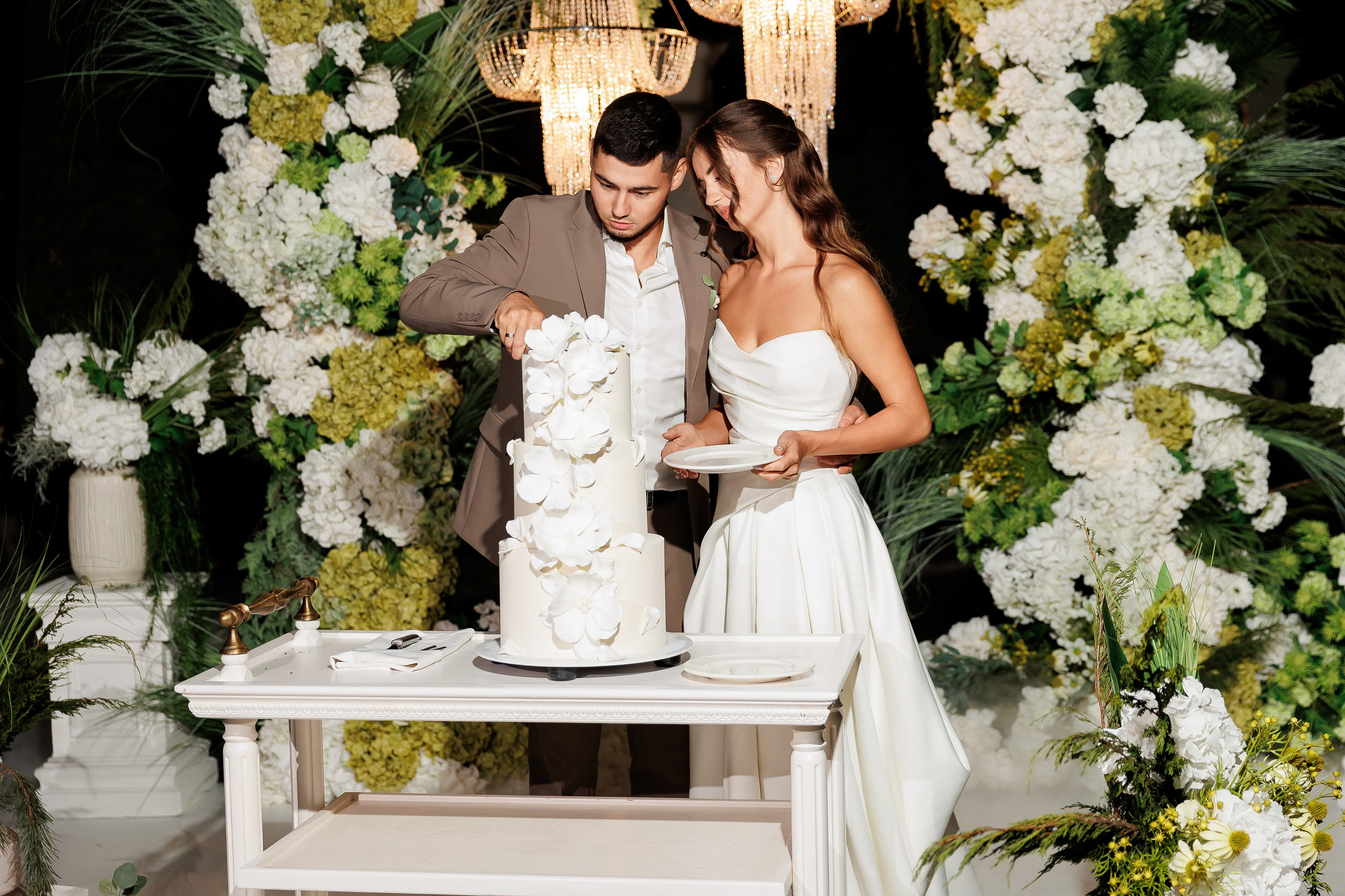 Eugen & Livia — Grand Elysee — Wedding Day. Servicii Foto și Video 067188353