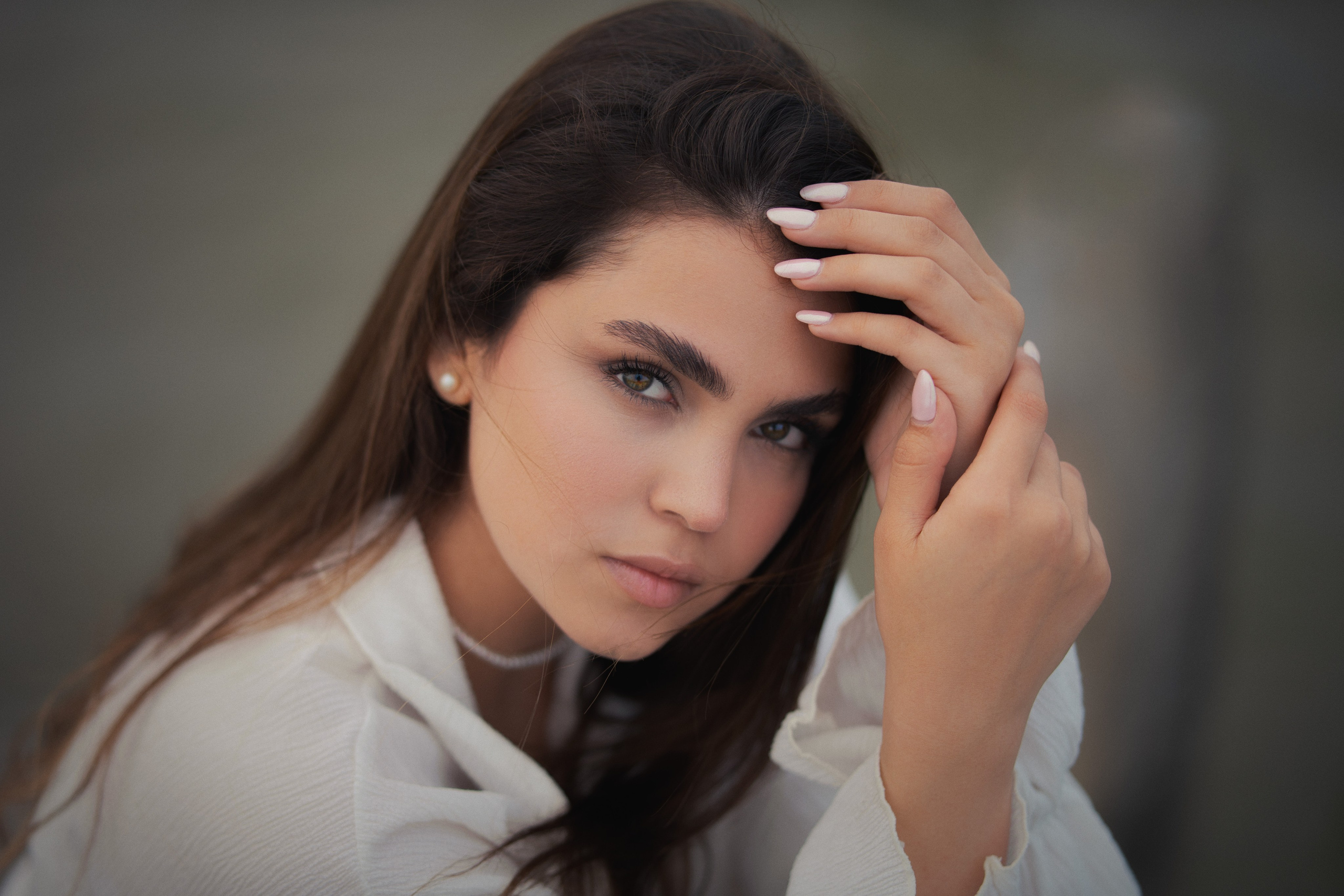 Close-up female portrait photography by Mehran Hadad with soft natural light, shallow depth of field, and elegant beauty styling.