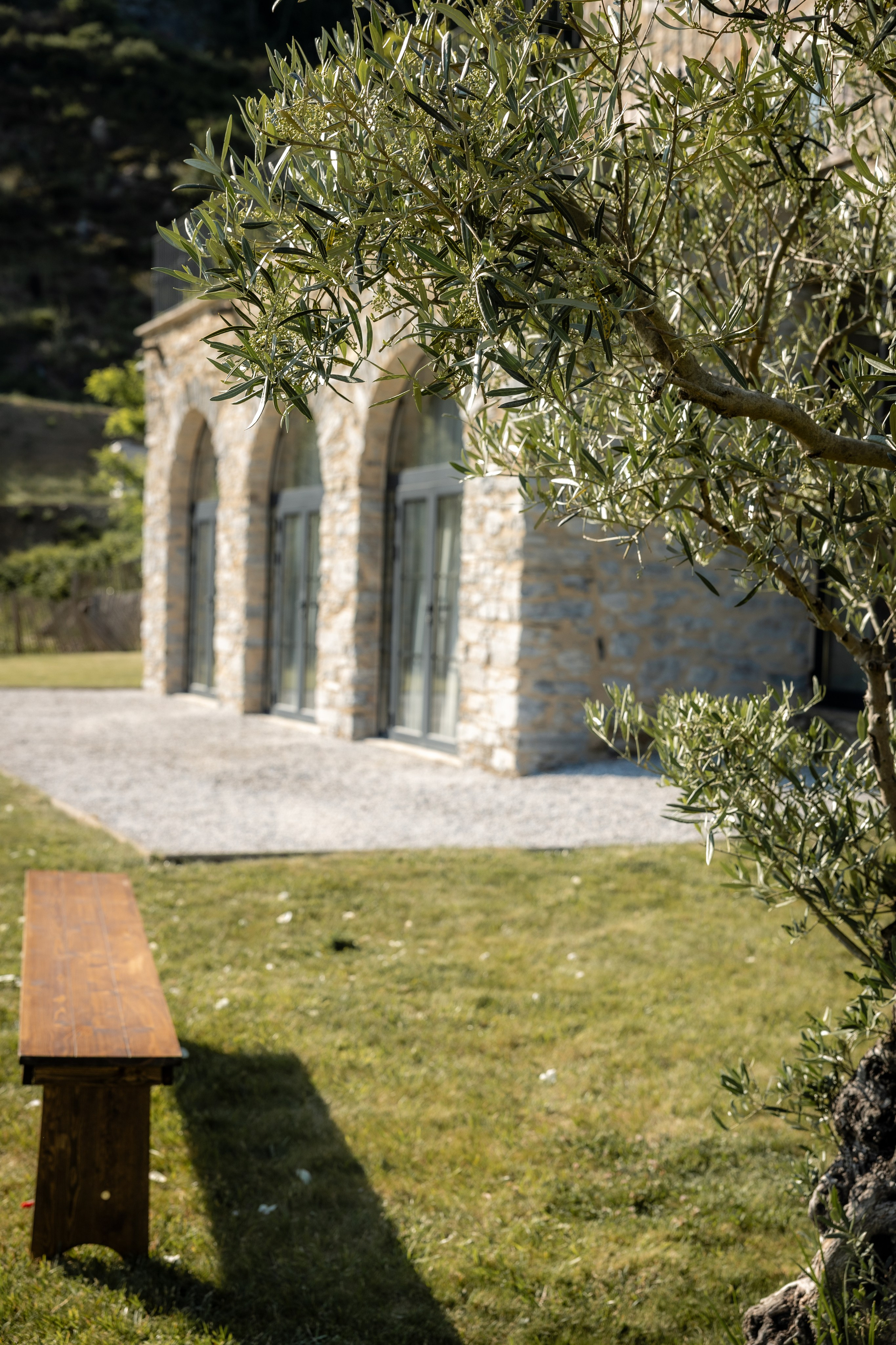 Modern Château Wedding in Occitanie — Domaine de Merlac. Eugénie Smirnova — Wedding & Elopement Photographer in Southwest France