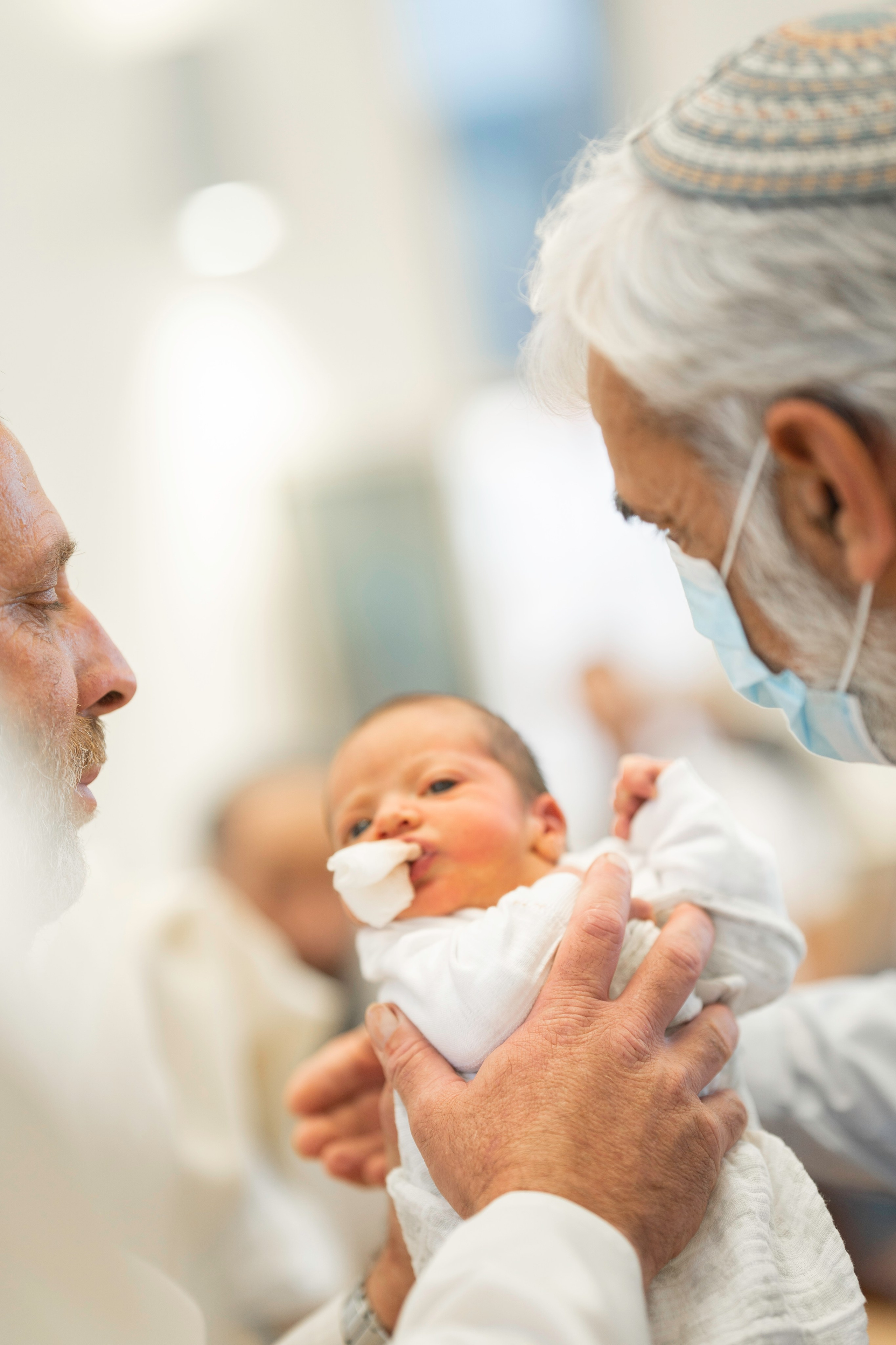 הברית של יוסף וחנה. יוסף מזרחי צילום חתונה, ברית וזוגיות. צלם מקצועי שאוהב להוציא אתכם הכי יפים ברגעים הכי מרגשים