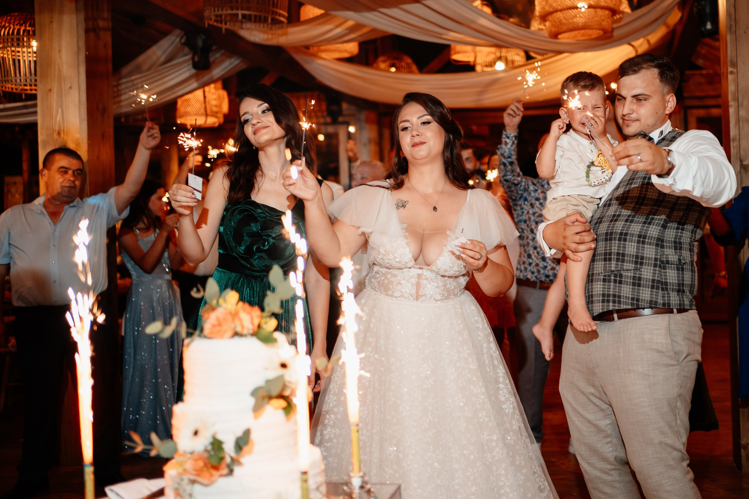 Moment emoționant între miri în ziua nunții, surprins într-un cadru natural și romantic, la Daimon Events. Fotografie de nuntă profesională, editată artistic pentru a evidenția emoția și eleganța evenimentului.