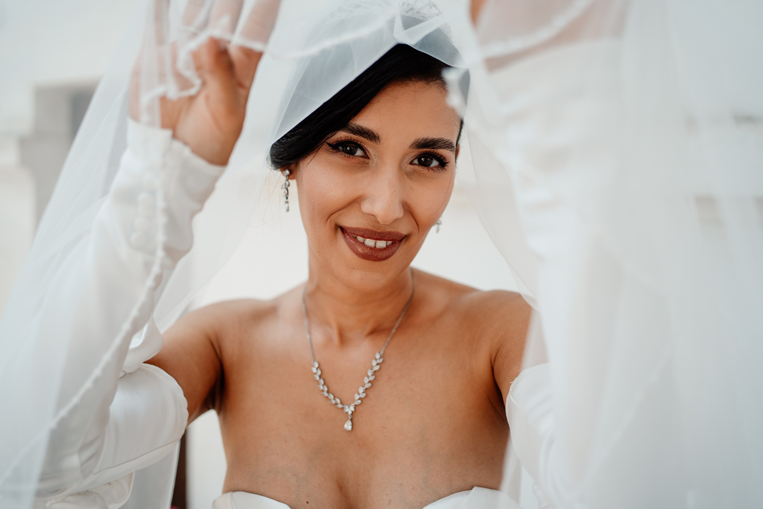 Moment emoționant între miri în ziua nunții, surprins într-un cadru natural și romantic, in Bucuresti. Fotografie de nuntă profesională, editată artistic pentru a evidenția emoția și eleganța evenimentului.