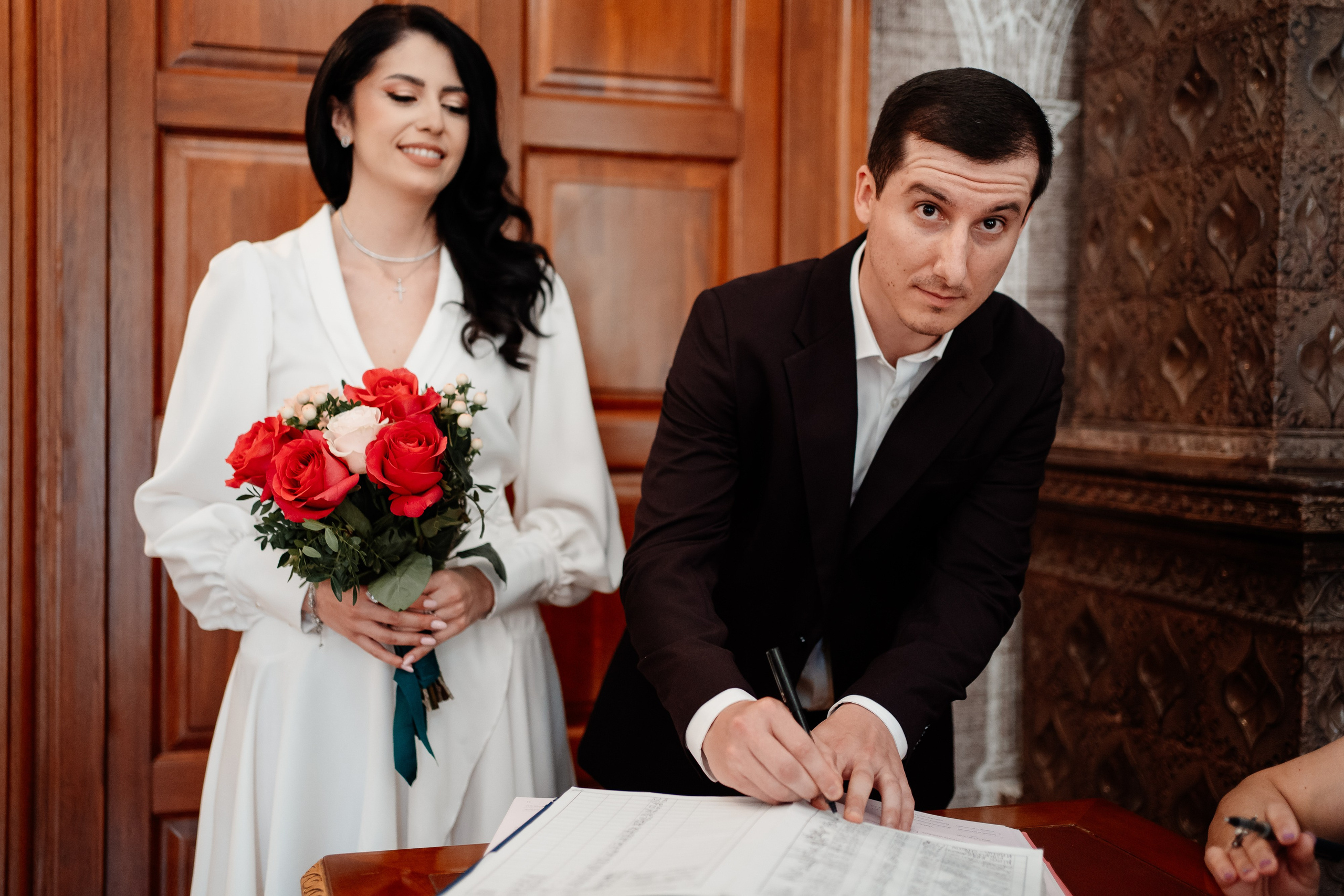 Miri fericiți în fața oficiului stării civile din Bucuresti, Sector 3, celebrând începutul unei noi vieți împreună. Fotografie de cununie civilă, capturând naturalețea și bucuria momentului special.