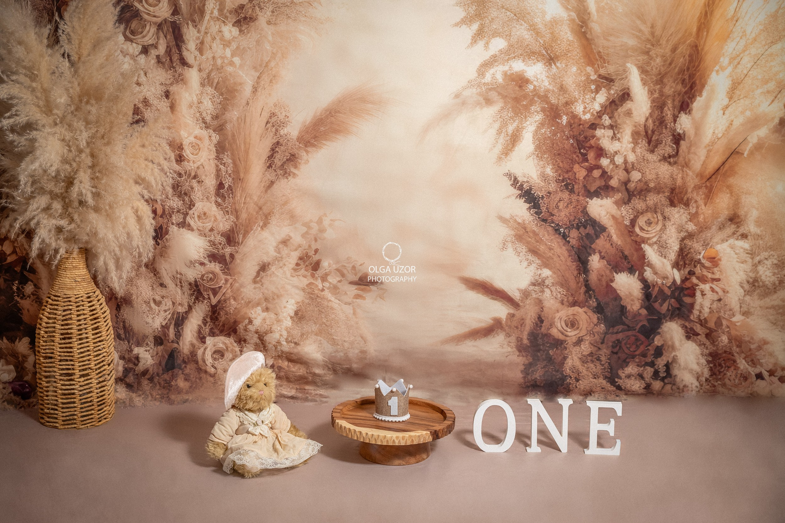 Cake smash photo session Hertfordshire, Stevenage. Stevenage, Hertfordshire family, maternity and newborn photographer