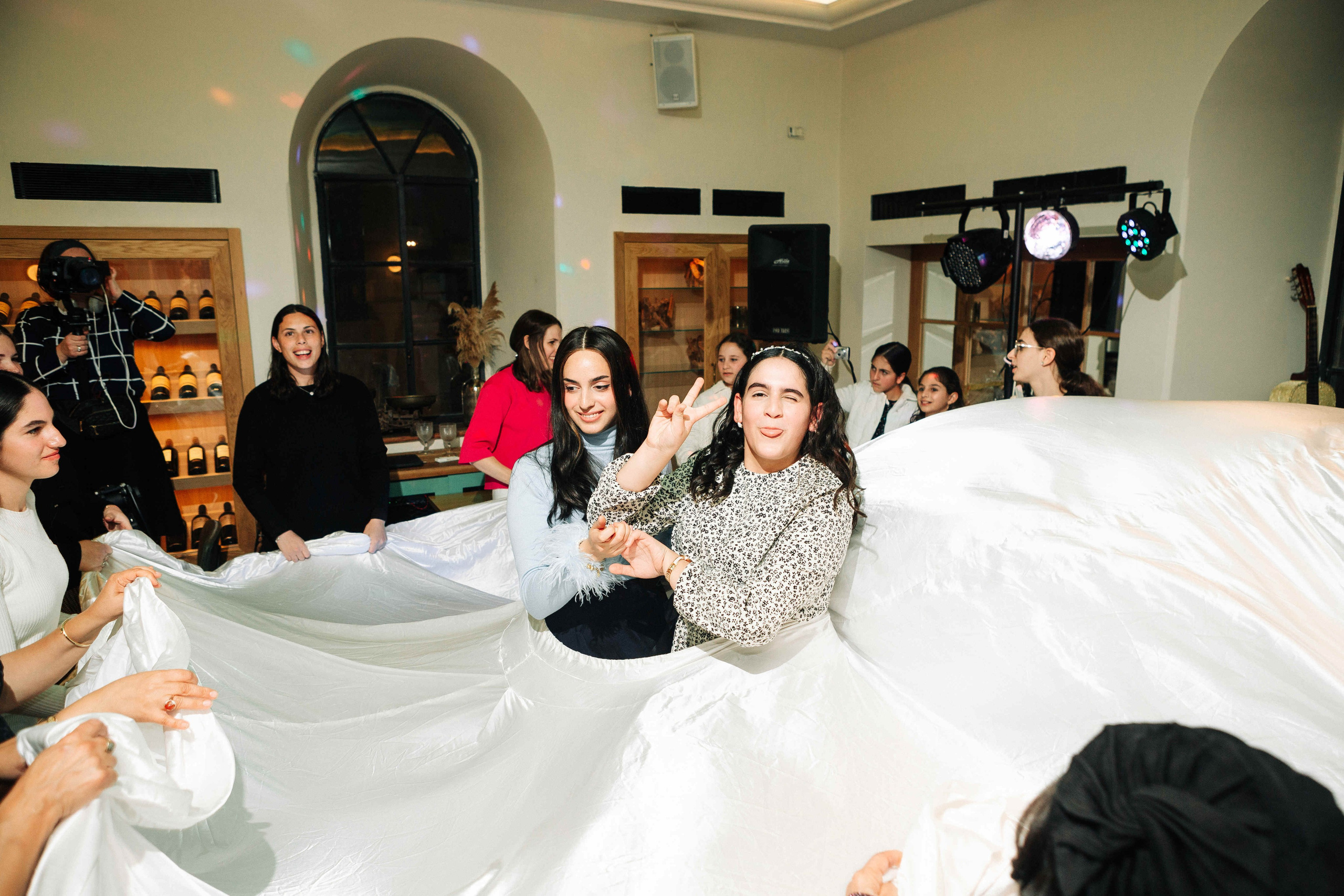 PARTY IN A RESTAURANT WITH THE WHOLE FAMILY. Https://shi-photo.com/
