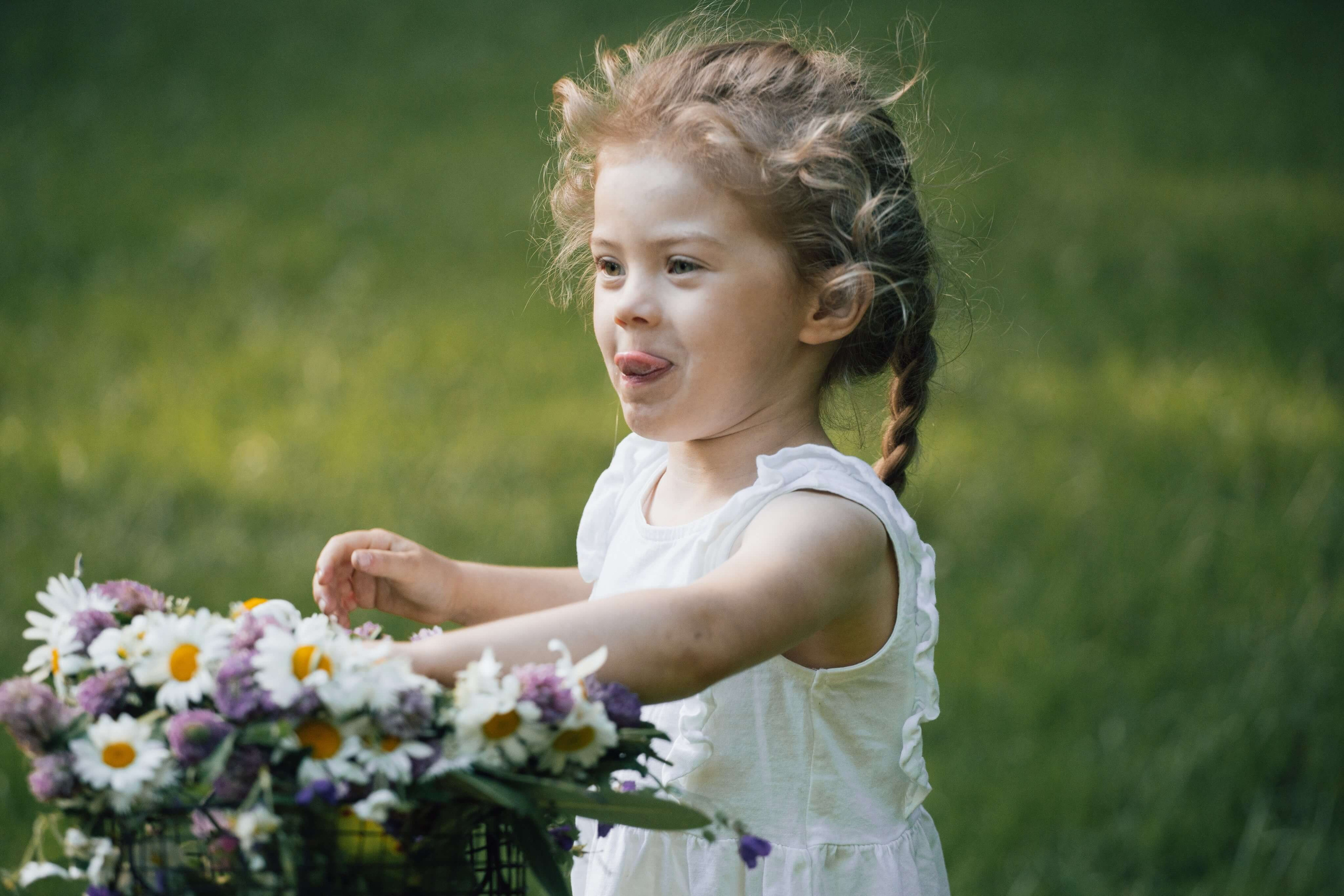 Barn som holder en bukett nyplukkede blomster