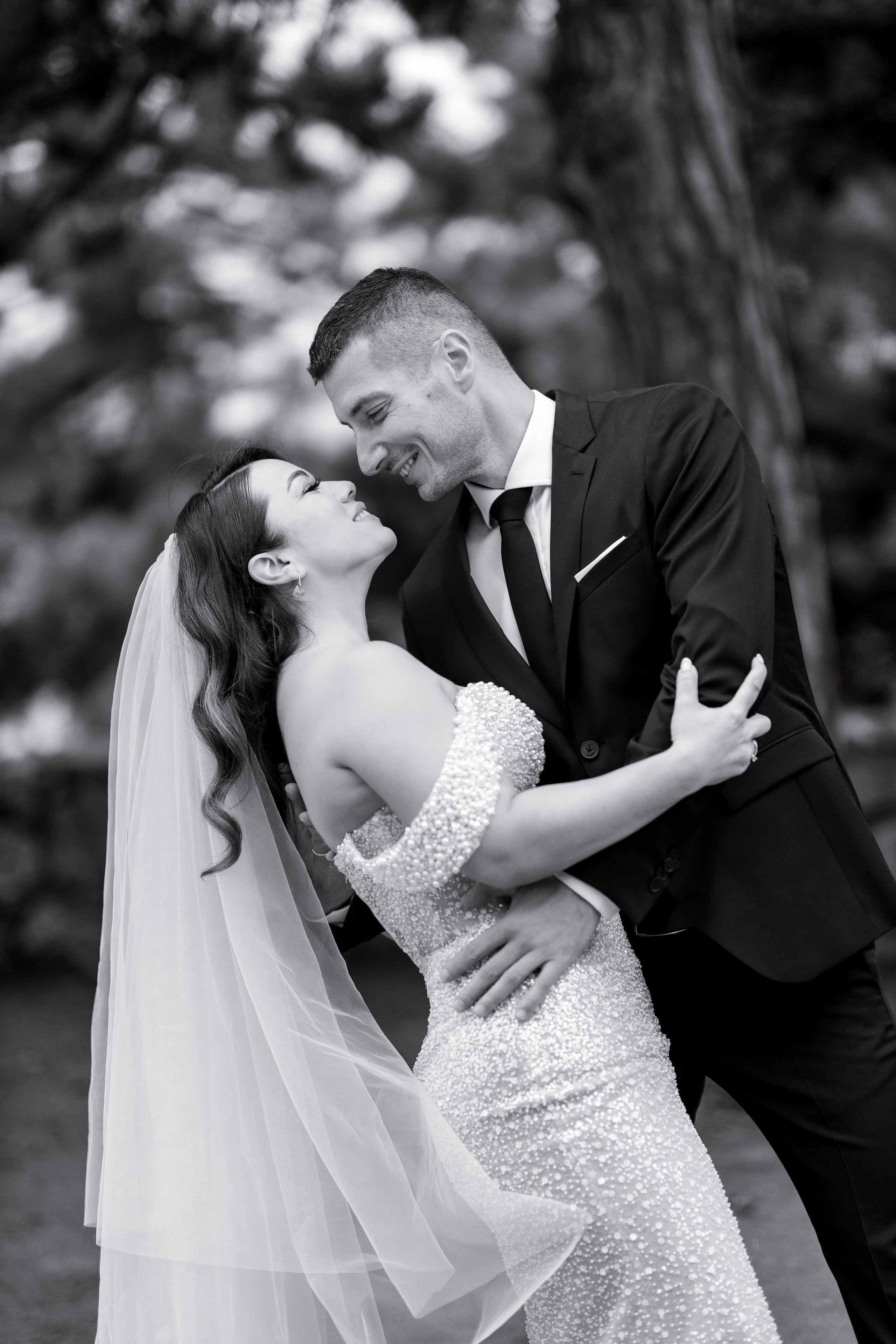 Mladenci u pozi kao da plesu