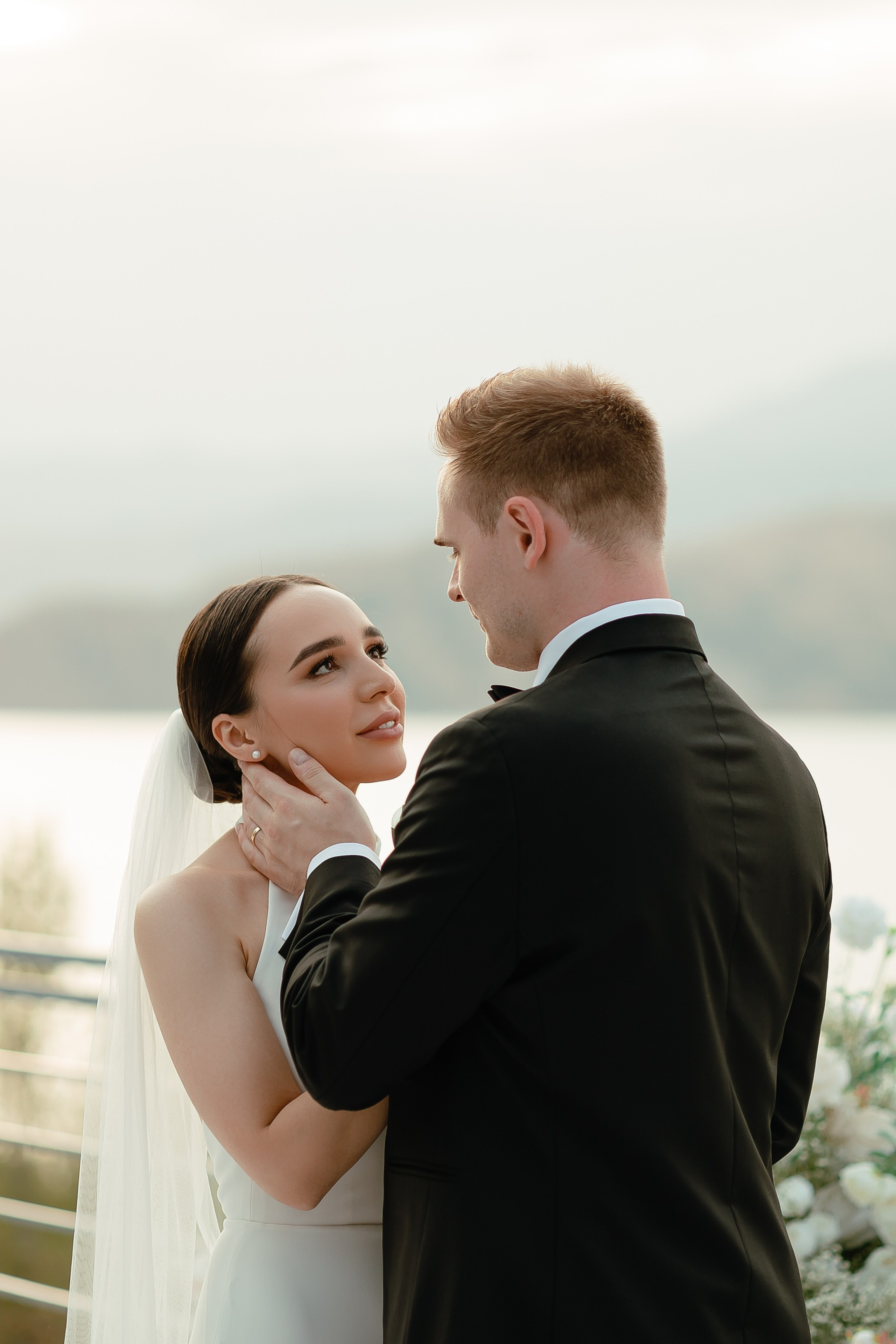 Thomas & Suyumbika. Главная