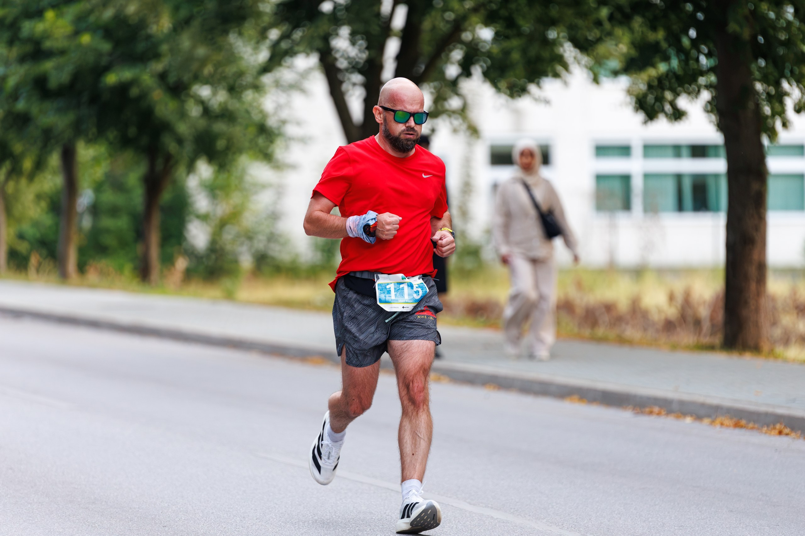 5K Hadžići okupio je rekreativce, profesionalne sportiste i najmlađe učesnike u događaju koji promoviše zdrav život, zajedništvo i sportski duh. Galerija prikazuje najljepše trenutke utrke kroz profesionalnu sportsku fotografiju.