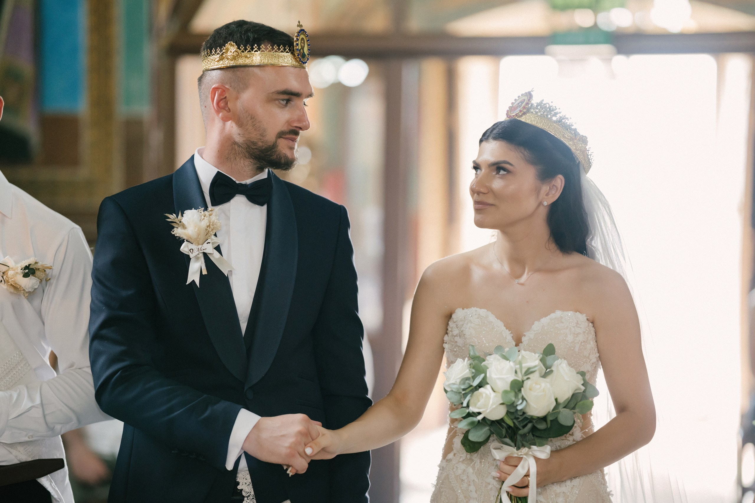 1. Mireasa Adriana în timpul pregătirilor de nuntă în Tudora Botoșani2. Costumul mirelui Ionuț fotografiat artistic în ziua nunții3. Prietenii mirelui la tradițiile de nuntă în Tudora4. Bărbieritul mirelui în cadrul obiceiurilor tradiționale de nuntă5. Fotografii de familie la biserică în ziua nunții6. Portret de familie cu mirii și copilul lor la nunta din Botoșani7. Primul dans al mirilor la Mariage Dor Baisa Botoșani8. Decor elegant de nuntă la Mariage Dor Baisa9. Emoții și tradiții la nunta din Tudora județul Botoșani10. Fotograf profesionist de nuntă în Botoșani surprinzând momente autentice - otograf-nunta-botosanifotograf-evenimente-botosanifotograf-profesionist-botosanifotograf-nunta-tudoranunta-tudora-botosanisedinta-foto-nunta-botosanipoze-nunta-botosanifotografii-nunta-tudorafotograf-cununie-religioasa-botosanibiserica-sfintii-imparati-constantin-si-elena-tudoramariage-dor-baisa-botosanirestaurant-nunta-botosanidansul-mirilor-mariage-dorpregatiri-mire-botosanipregatiri-mireasa-botosanitraditii-nunta-moldovaobiceiuri-nunta-tudorafotograf-familie-nunta-botosaniportret-miri-botosanigalerie-foto-nunta-botosanialbum-foto-nunta-botosaninunta-eleganta-botosaninunta-cu-traditii-botosanifotograf-premium-nunta-botosaniservicii-foto-video-botosanipoveste-de-nunta-botosanifotograf-documentar-nuntafotograf-natural-emotionalmiri-ionut-si-adriananunta-autentica-tudora -otograf-nunta-botosanifotograf-nunta-tudoranunta-tudora-botosanifotograf-evenimente-botosanifotograf-profesionist-botosaniservicii-foto-video-botosanigalerie-foto-nunta-botosanialbum-foto-nunta-botosani - nunta-autentica-botosaninunta-cu-traditii-botosanipoveste-de-nunta-botosanifotografii-emotionante-nuntamomente-autentice-nuntafotografie-documentara-nuntafotograf-natural-nunta- pregatiri-miri-tudorabiserica-tudora-botosanicununie-religioasa-tudoramariage-dor-baisa-botosanipetrecere-nunta-botosanivalsul-mirilor-botosani - alino-foto-studio-botosaniionut-si-adriana-nunta-tudorafotograf-alin-chirila-botosani