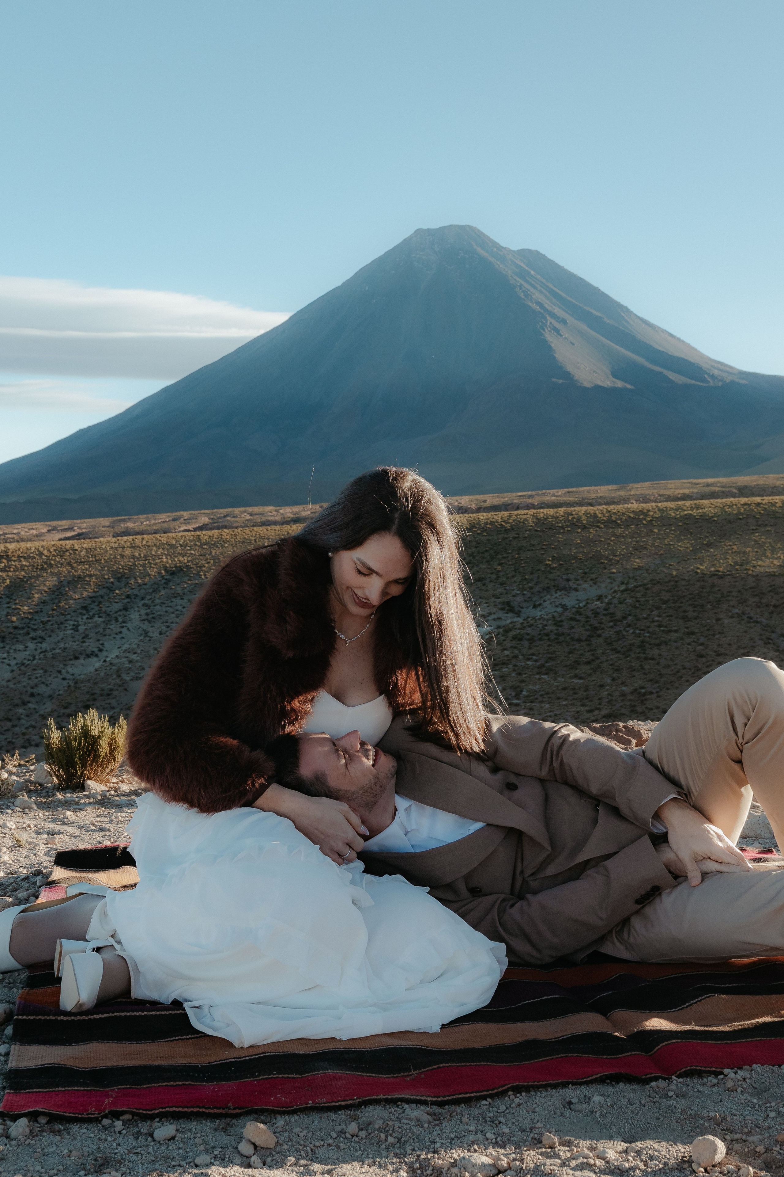 Pre-wedding no mirante do vulcão Licancabur. Photographer in San Pedro de Atacama