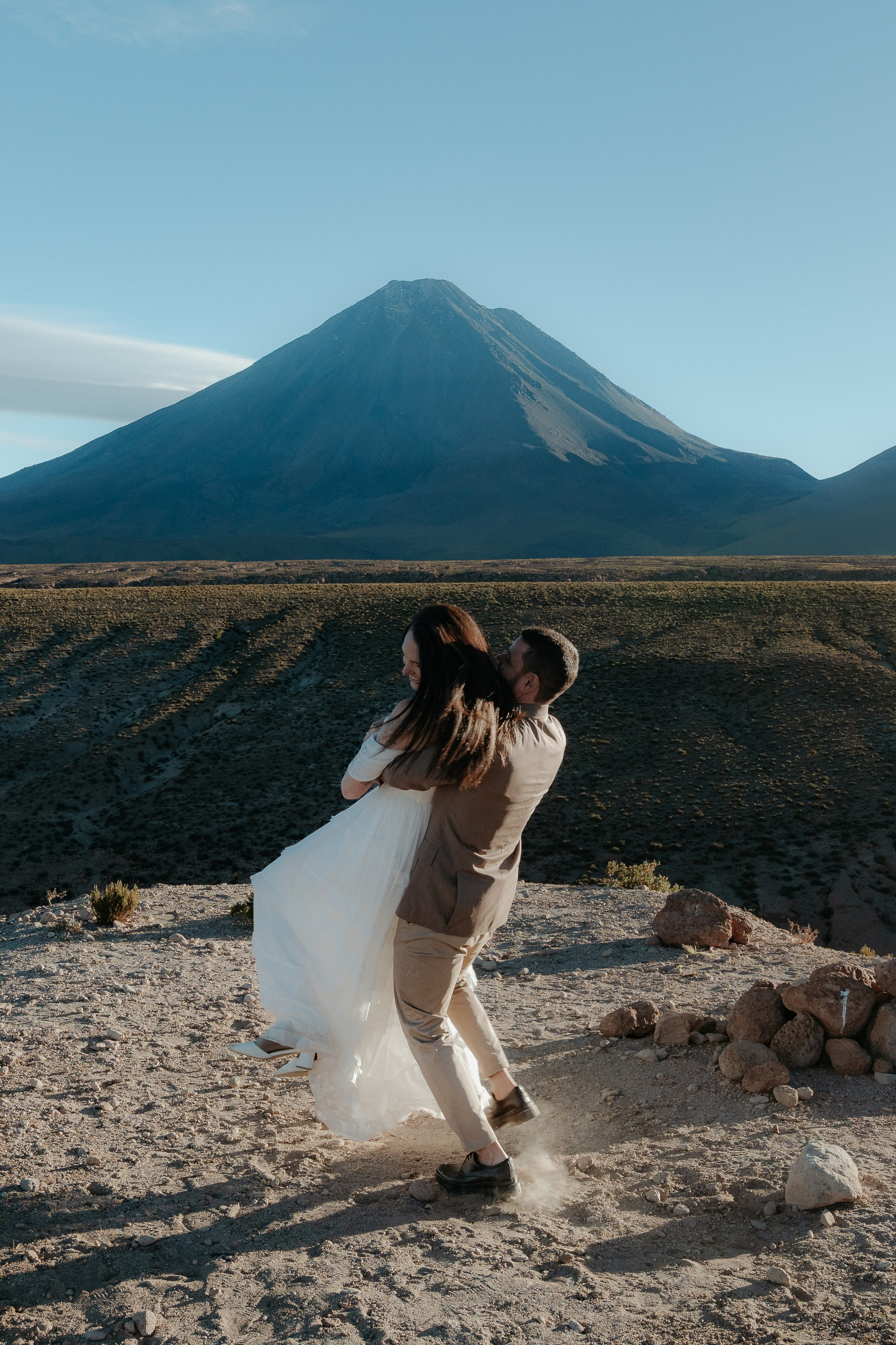 Pre-wedding no mirante do vulcão Licancabur. Photographer in San Pedro de Atacama