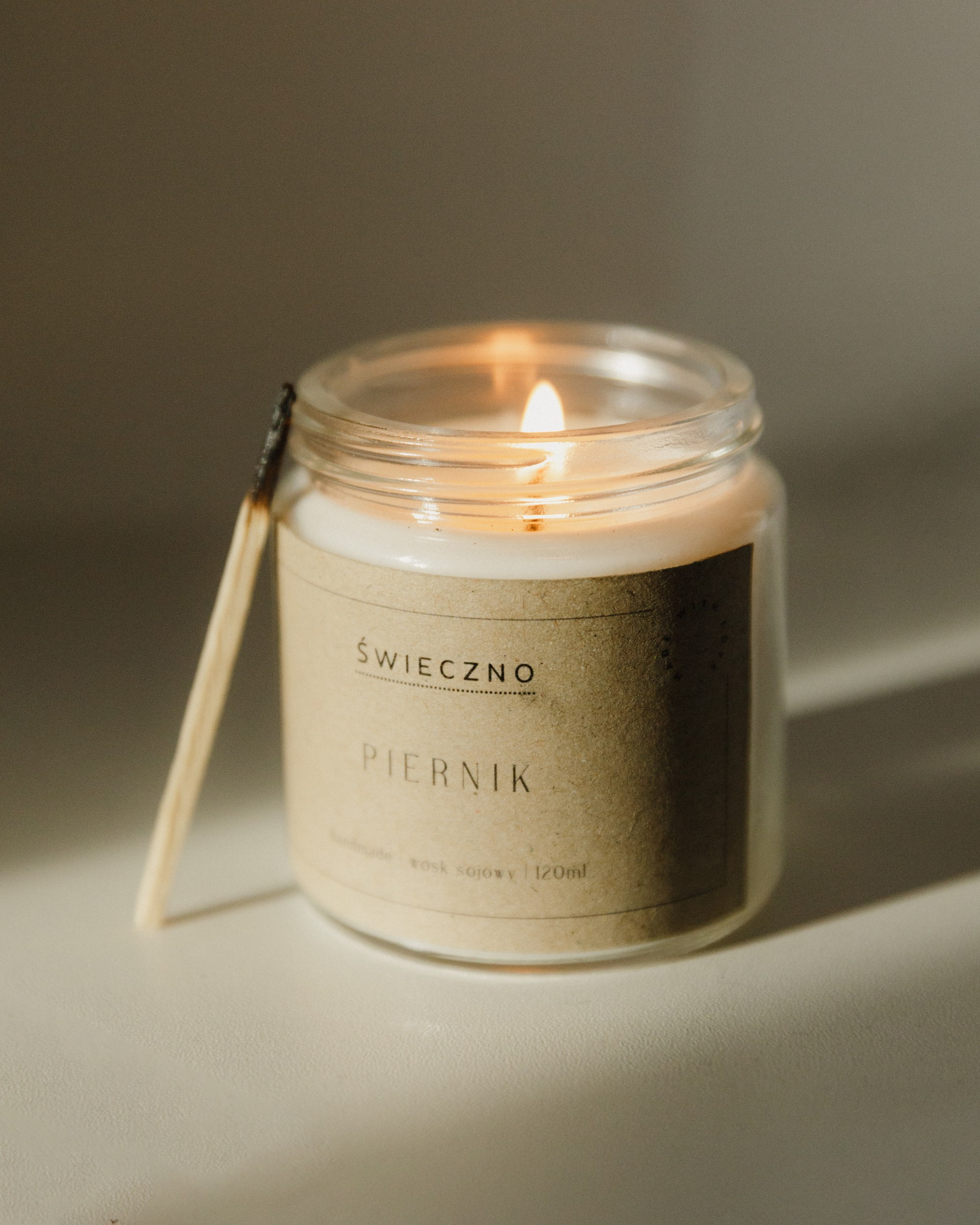 Candles | insta content. Kaja | fotograf we Wrocławiu | ludzie i psy