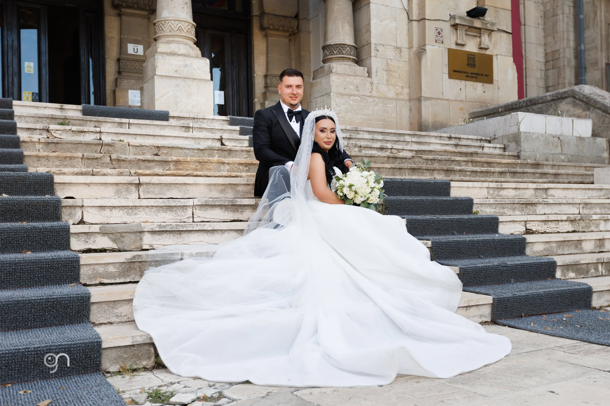 Emoțiile mirelui înainte de întâlnirea cu mireasa în ziua nunții.