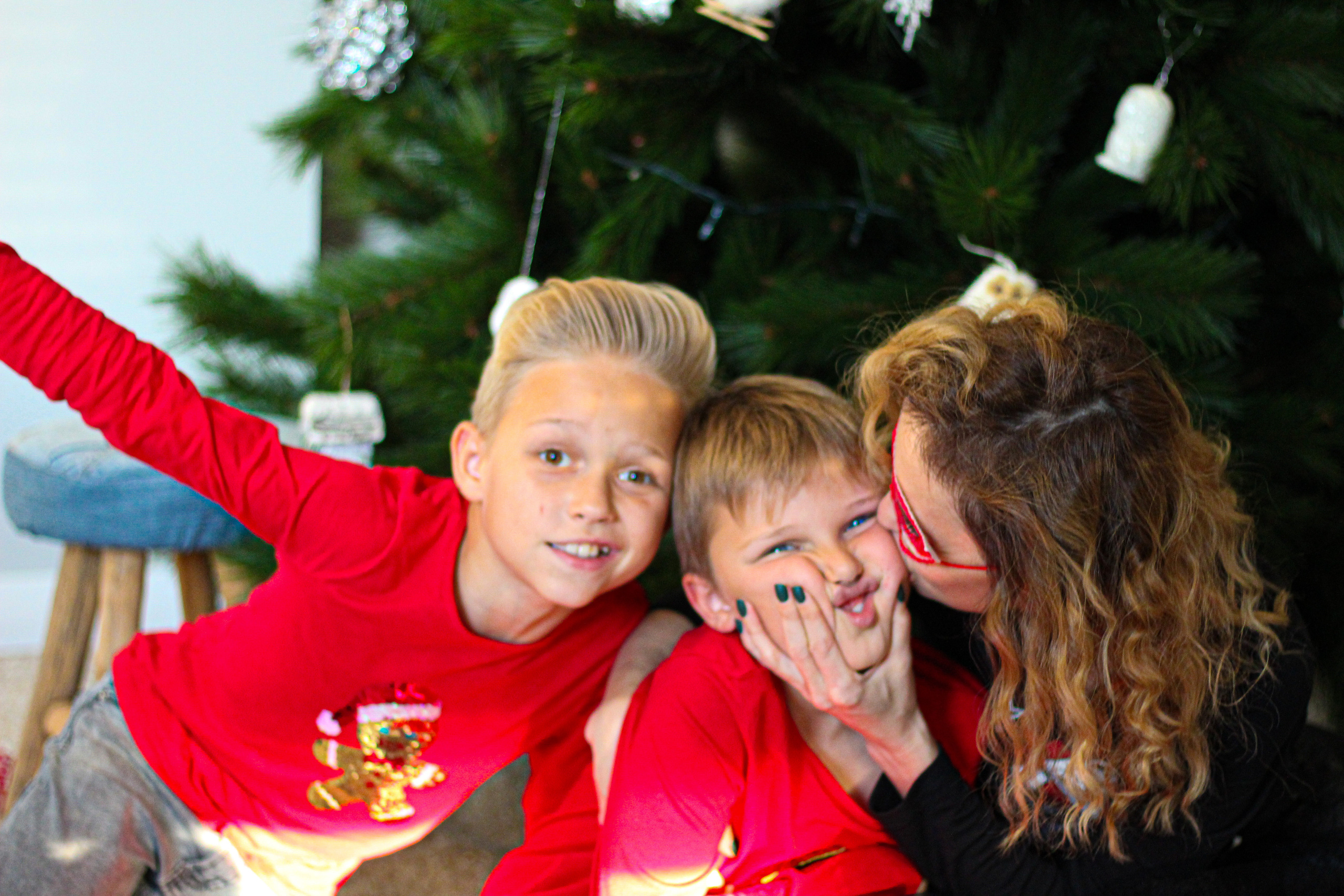 Navidad en casa. Irina con sus niños. Фотограф в Матаро, Барселона. Евгения Шихина