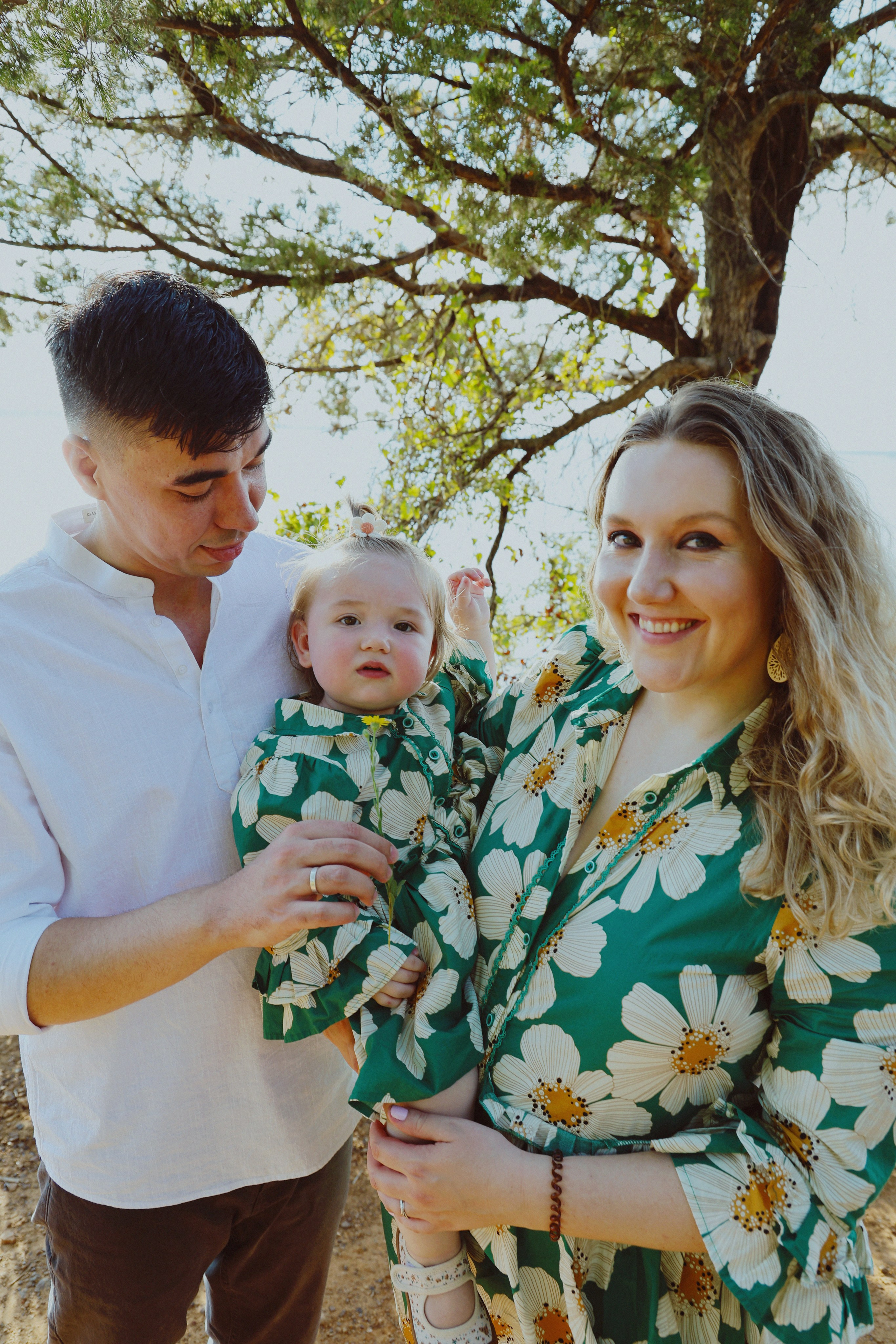 Baby Family Photoshoot – Outdoor Family Photography with Infant or Toddler. Lana Petrychenko — Portrait & Family Photographer. Valencia, Spain