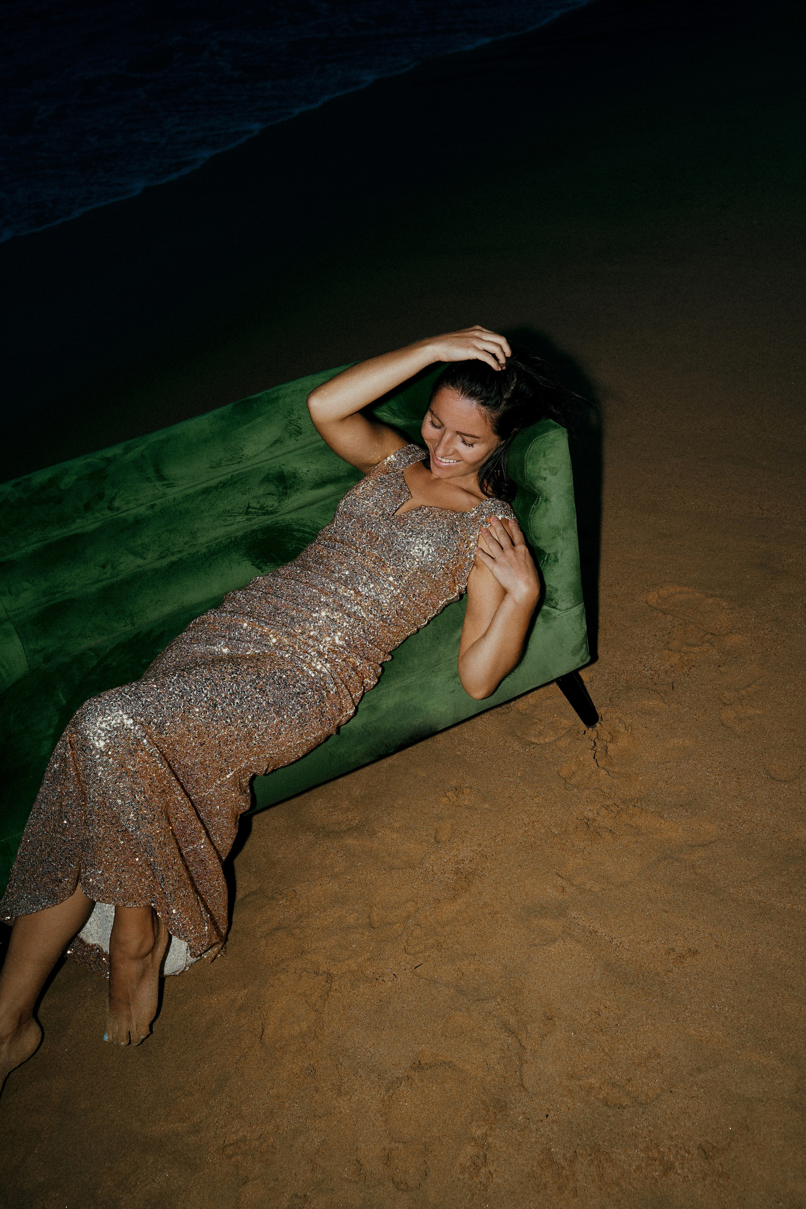 Майя. Диван на пляже. Фотограф в Барселоне Жанна Захарченко