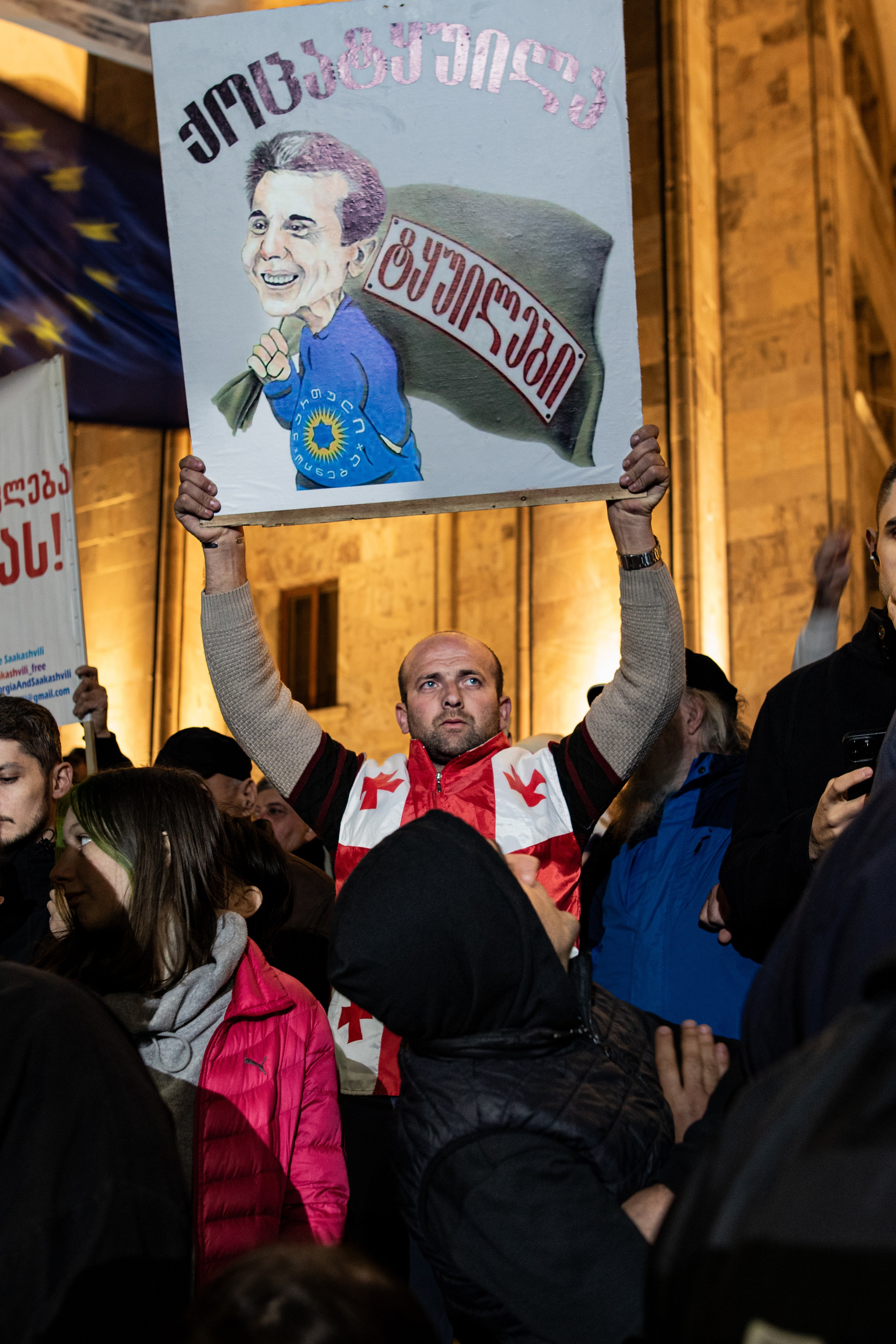 Un manifestant de l’opposition au Rêve Géorgien proteste contre les élections perdues.