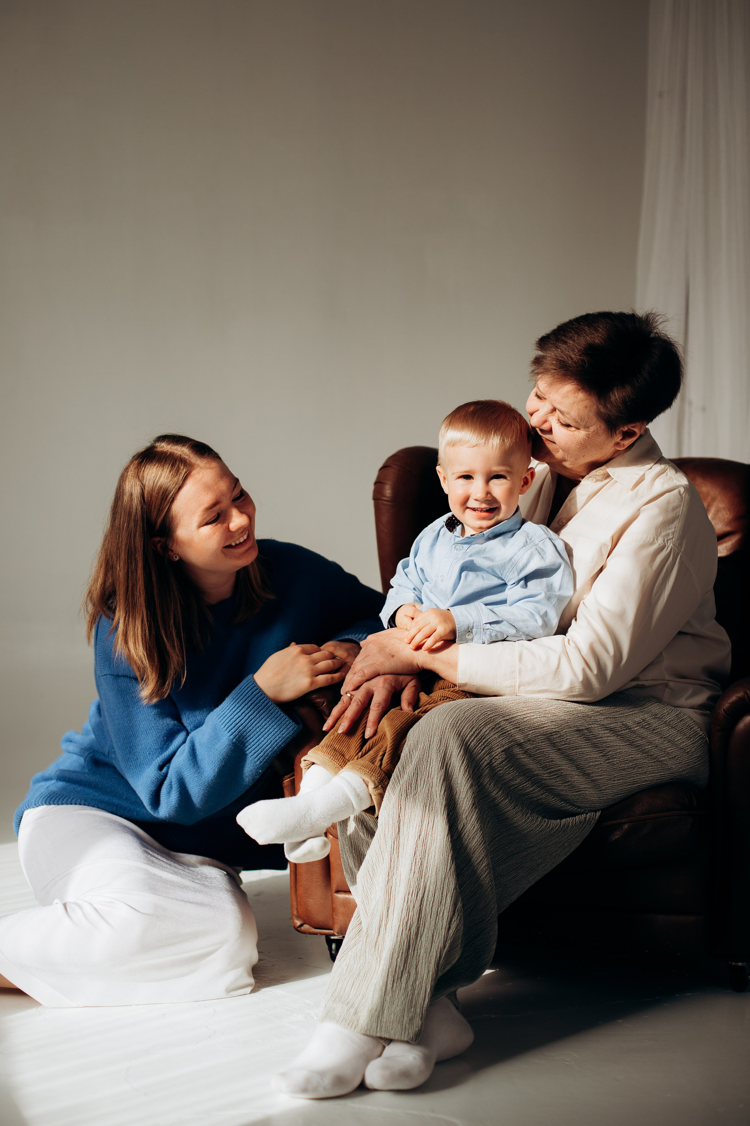 Аня, Ира и Миша. Главная