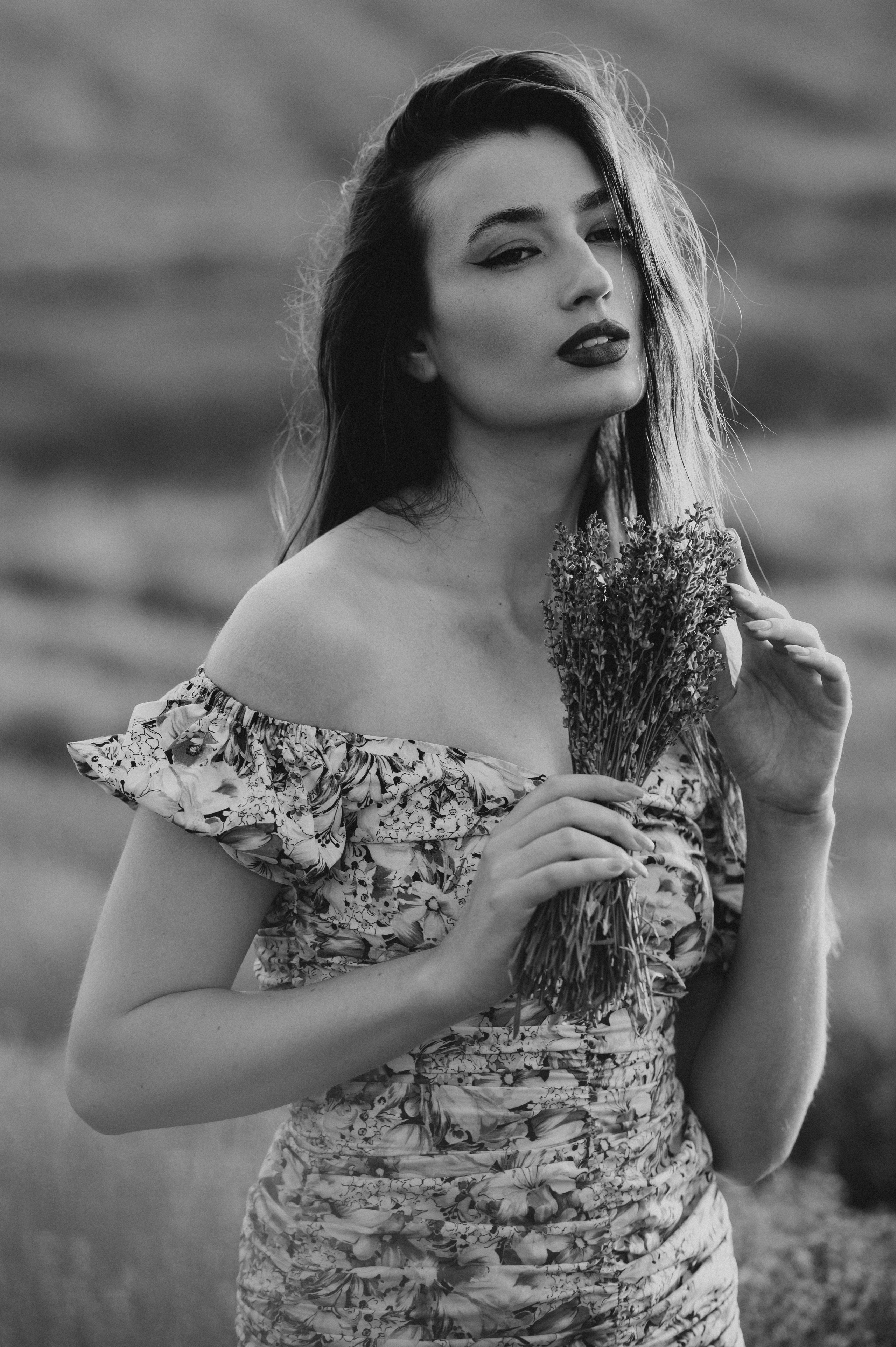 Sedinta foto in lanul de lavanda. Proud Vision Weddings | Wedding Photography & Film — Servicii profesionale Foto Video Nunta Iasi