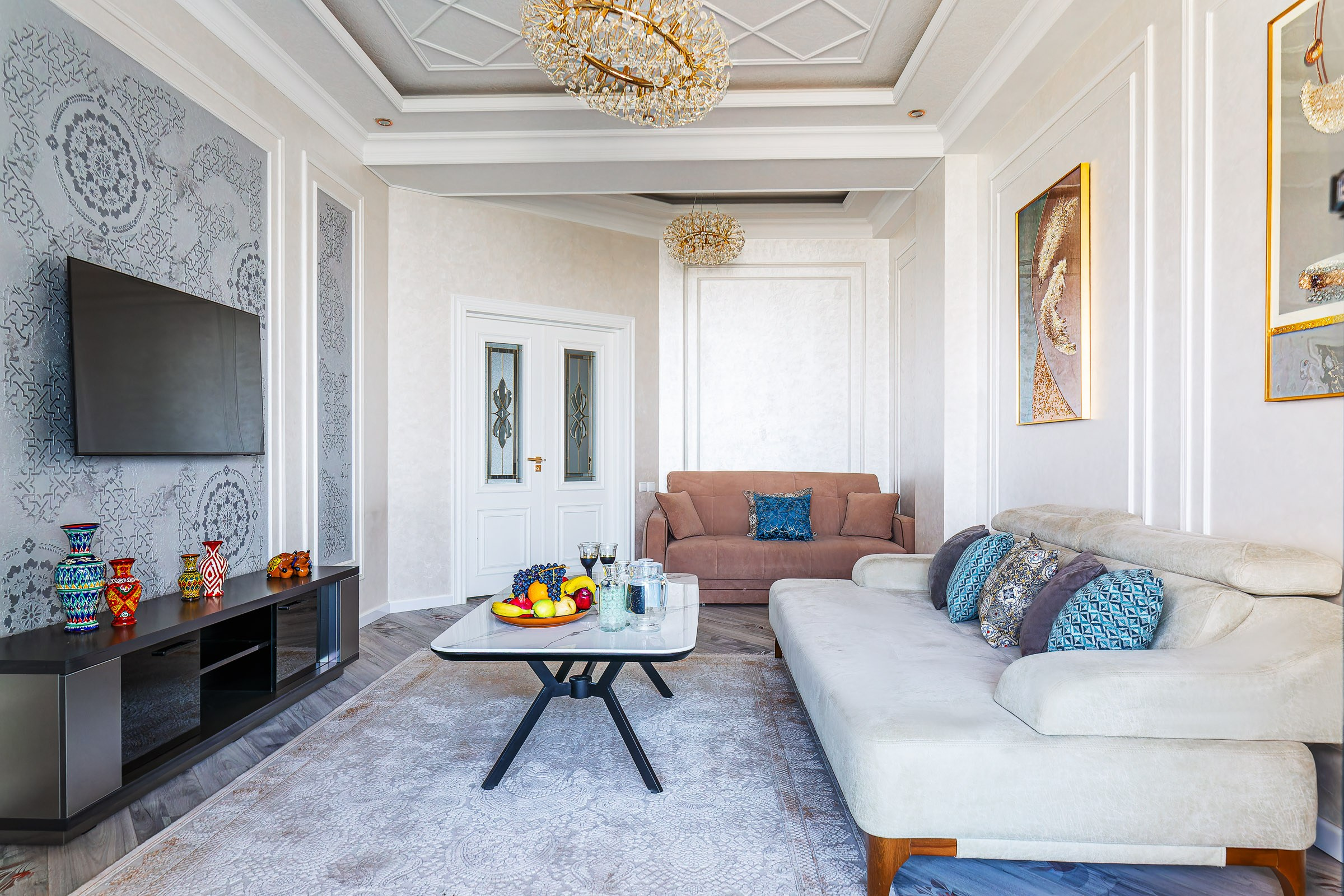 Интерьерный фотограф в Ташкенте — просторная кухня в светлых тонах.