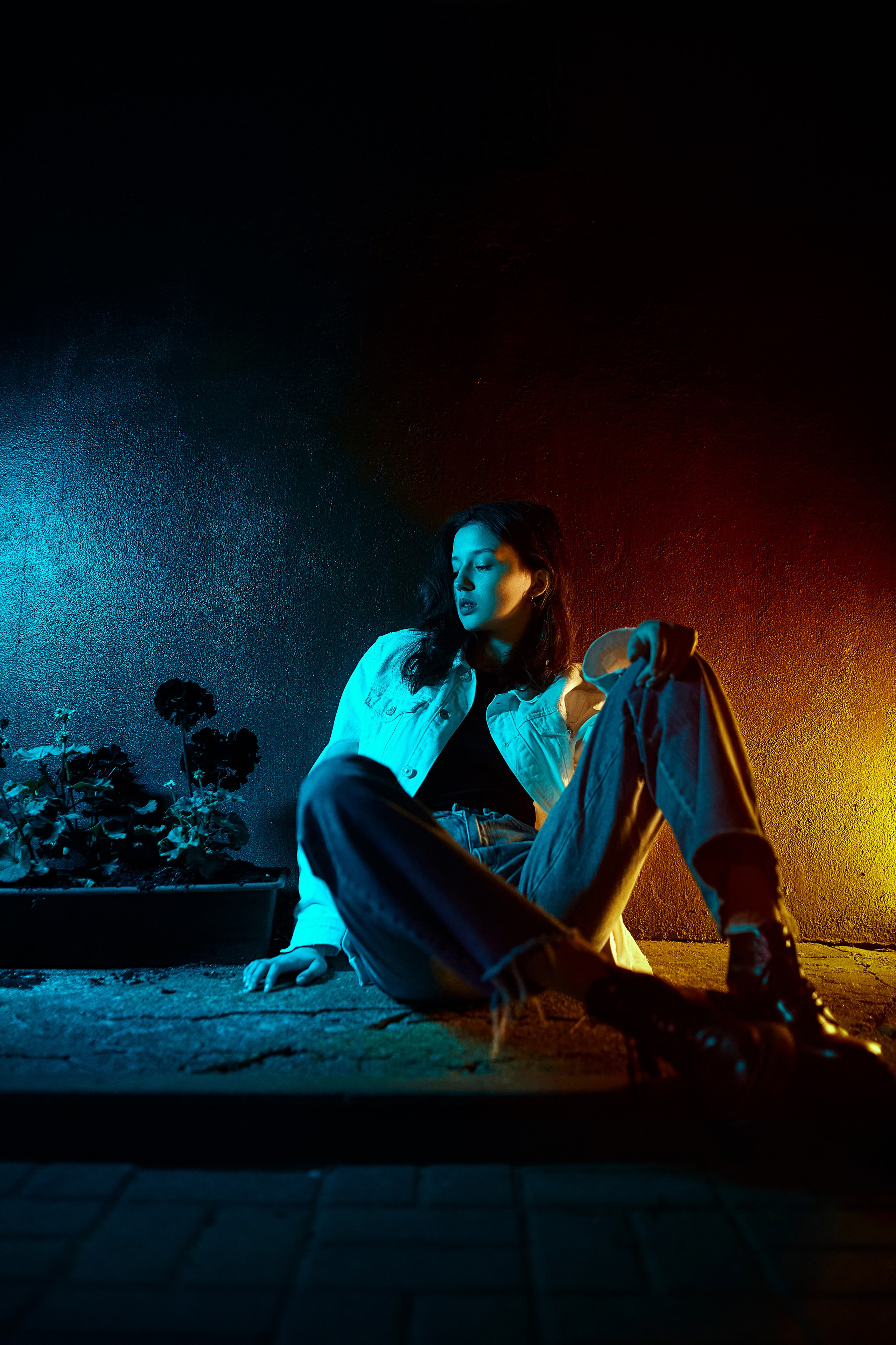 Девушка сидит на улице на тротуаре 