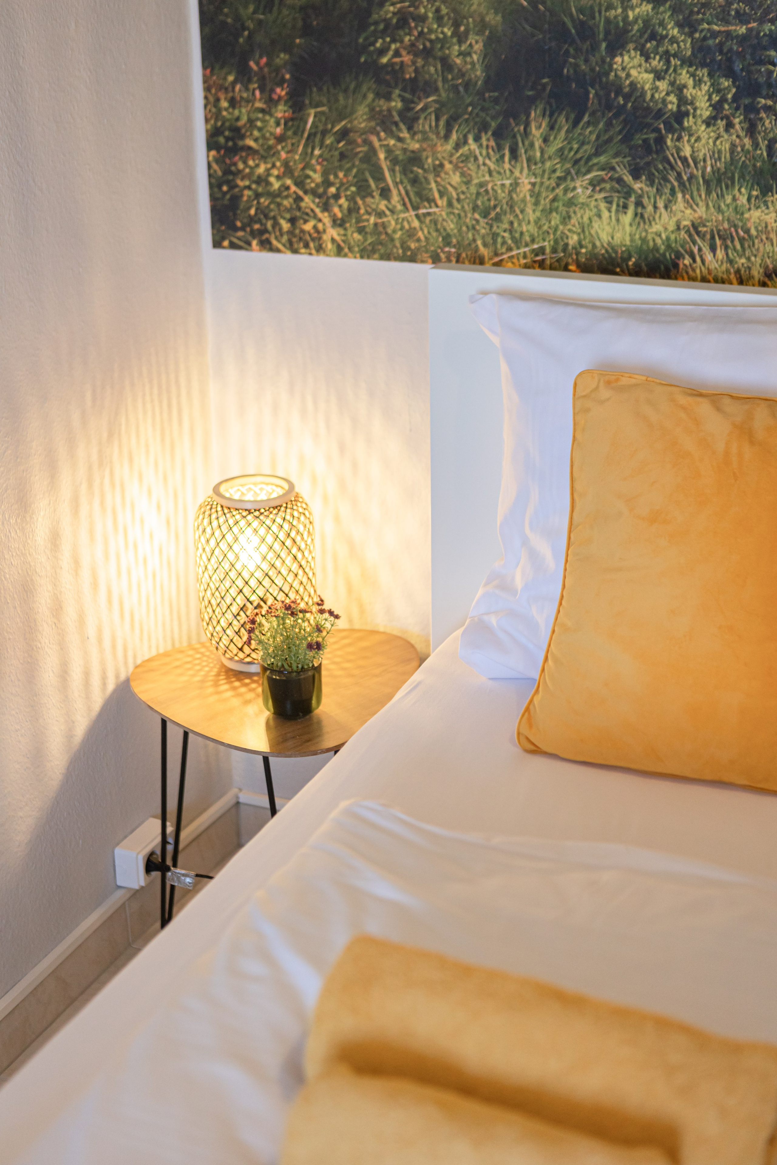 Fotoshooting eines gemütlichen Schlafzimmers mit Doppelbett und elegantem Interieur, ideal für den Immobilienverkauf