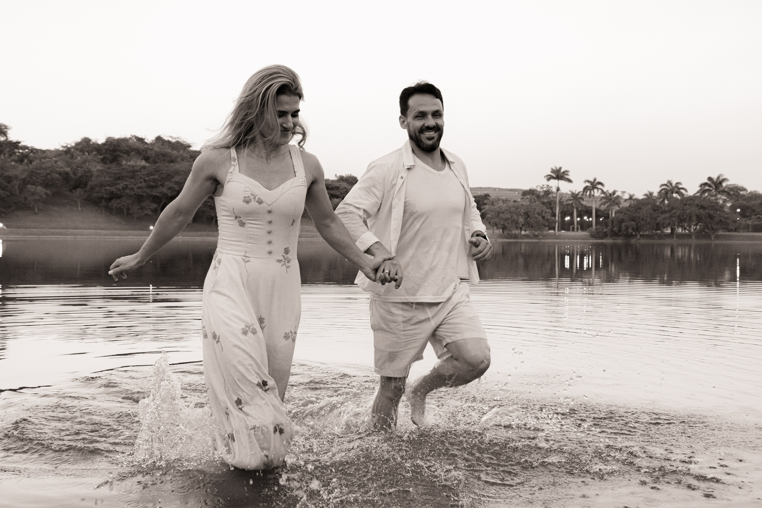 Ensaio Pré-Wedding no Interior Paulista com Lago, Areia e Pôr do Sol | Studio Melk. Tela cheia