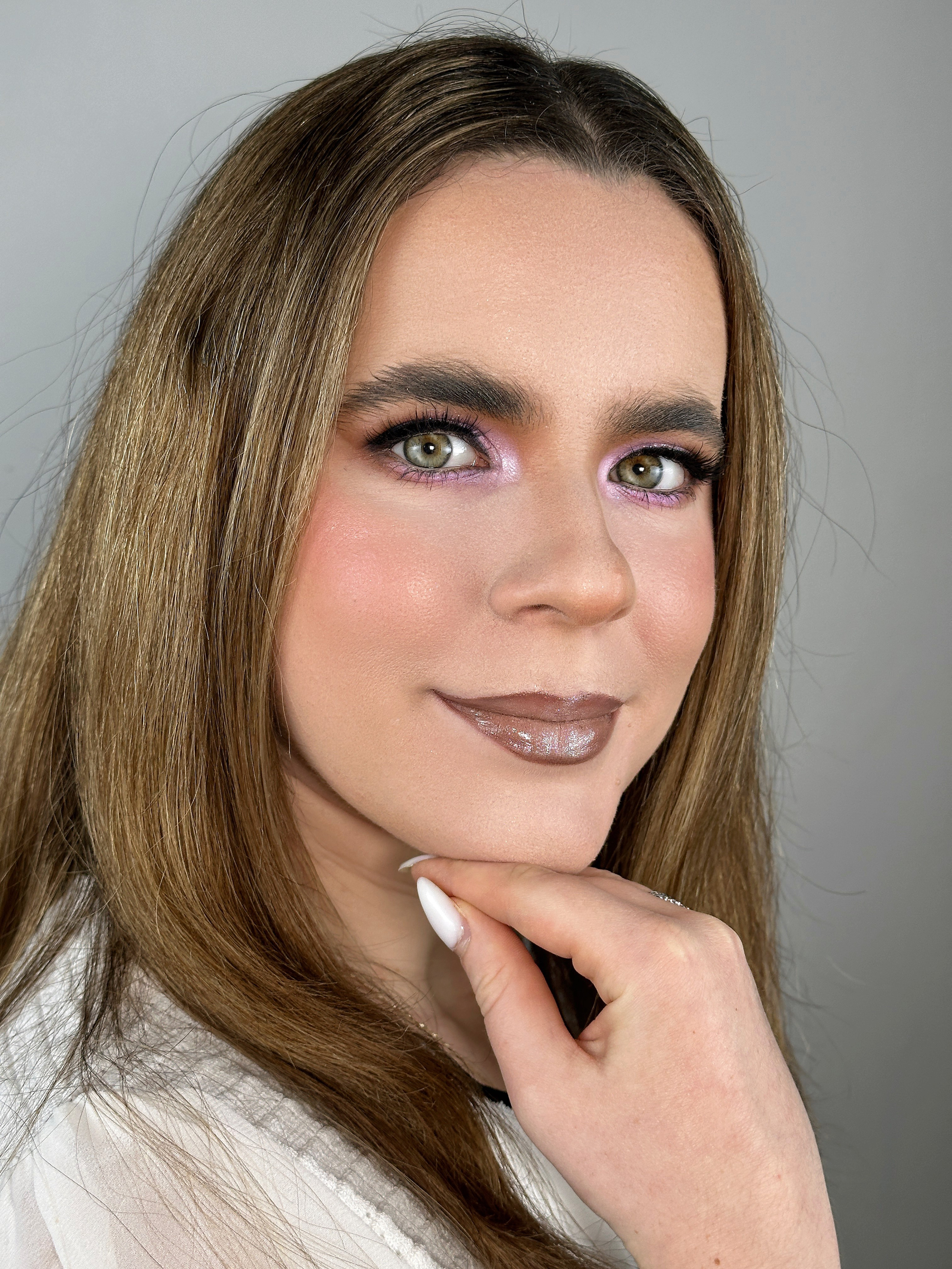 „Machiaj de eveniment sofisticat și rezistent, cu ten impecabil, privire intensă și buze definite. Potrivit pentru nunți, petreceri și ocazii speciale.”