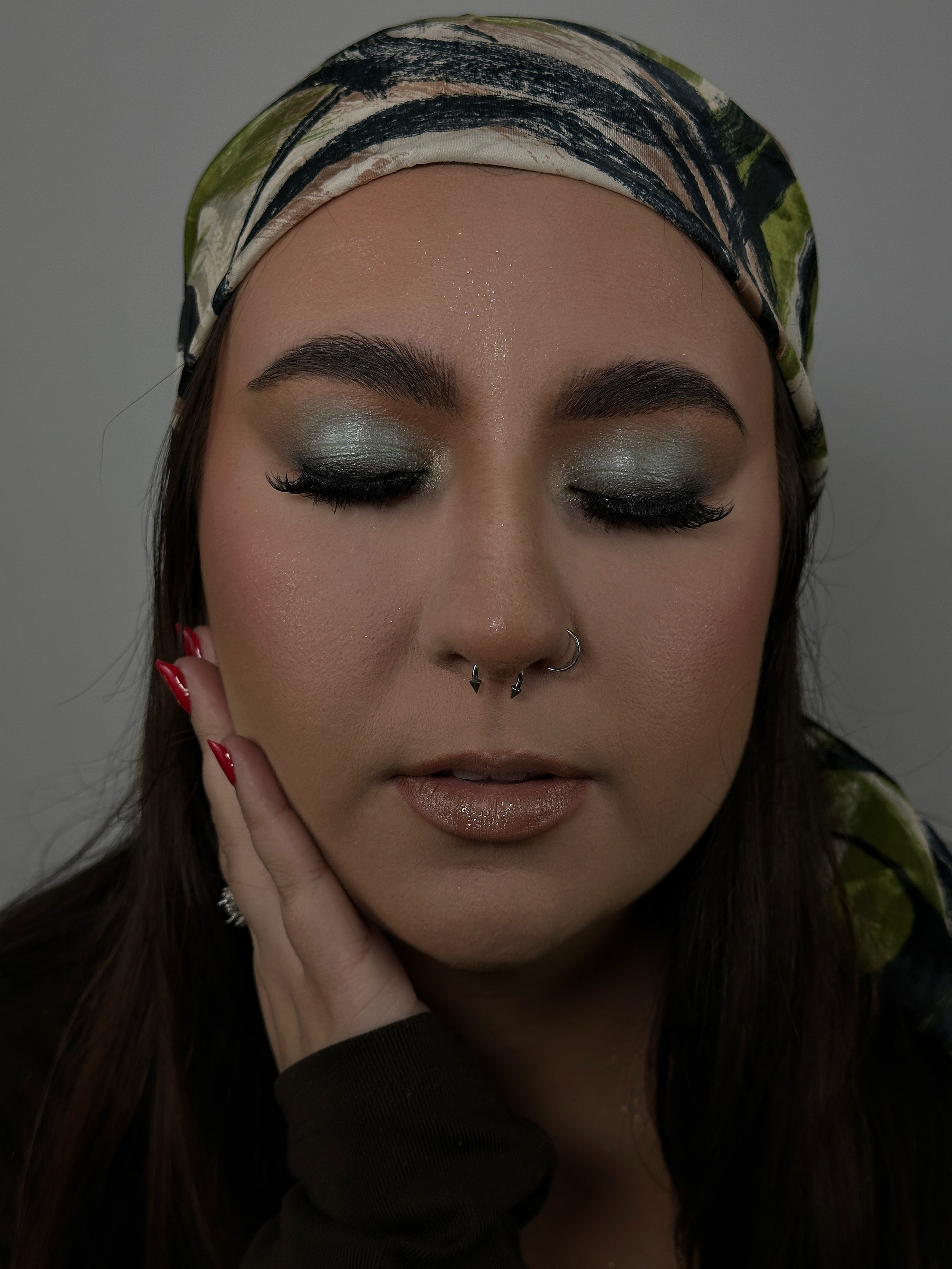Machiaj smokey eyes dramatic cu nuanțe închise și estompate, creând un efect fumuriu seducător