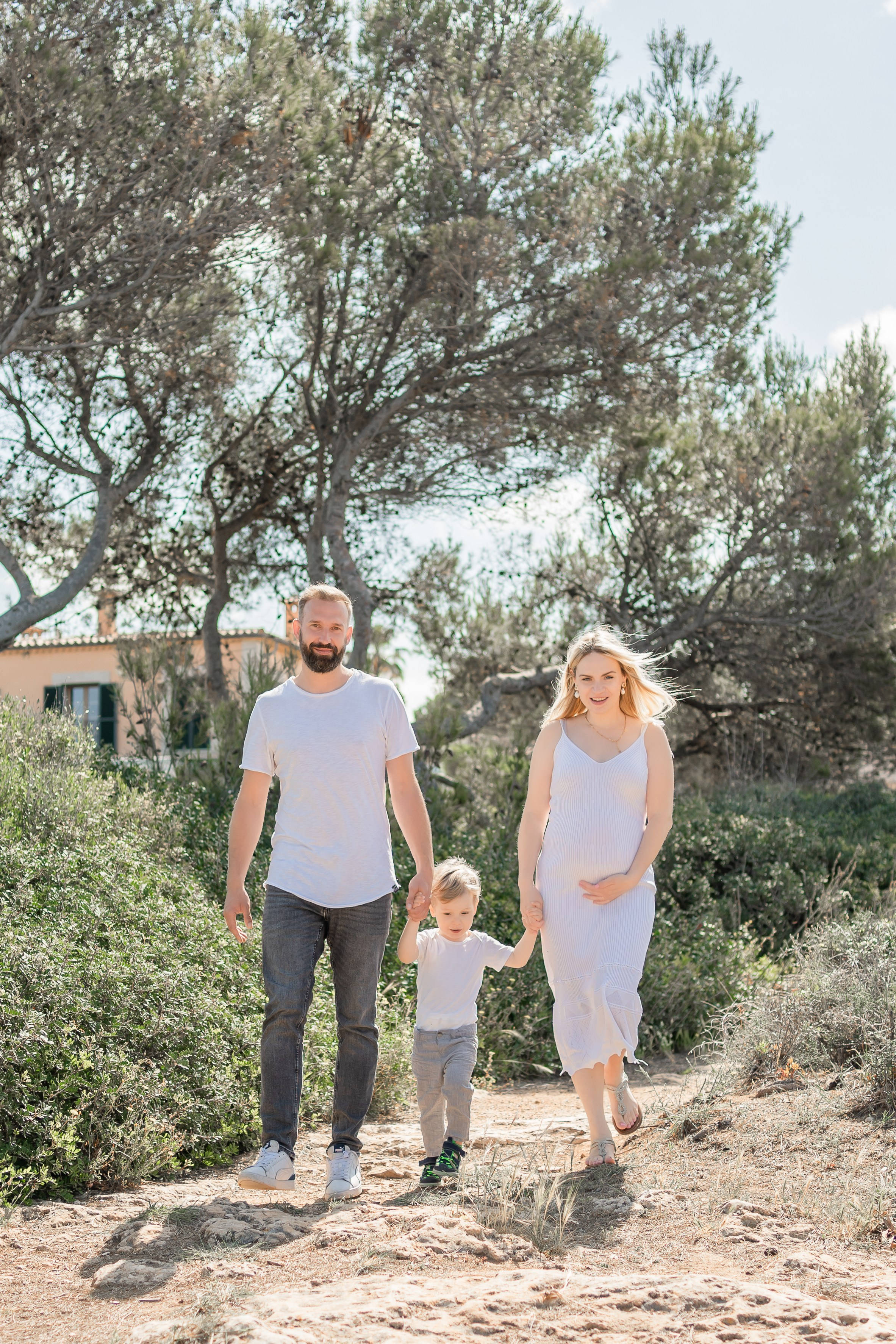 Babybauch-Shooting am Meer auf Mallorca mit Familie. Deine Fotografin auf Mallorca für Familien und Business