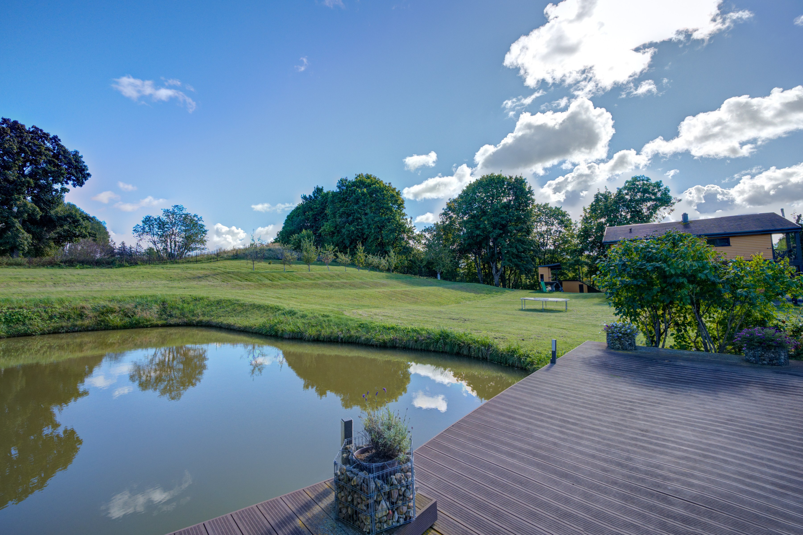 Sadyba Vinliaus r. prie ežero. Elina Sapiega fotografė Vilniuje