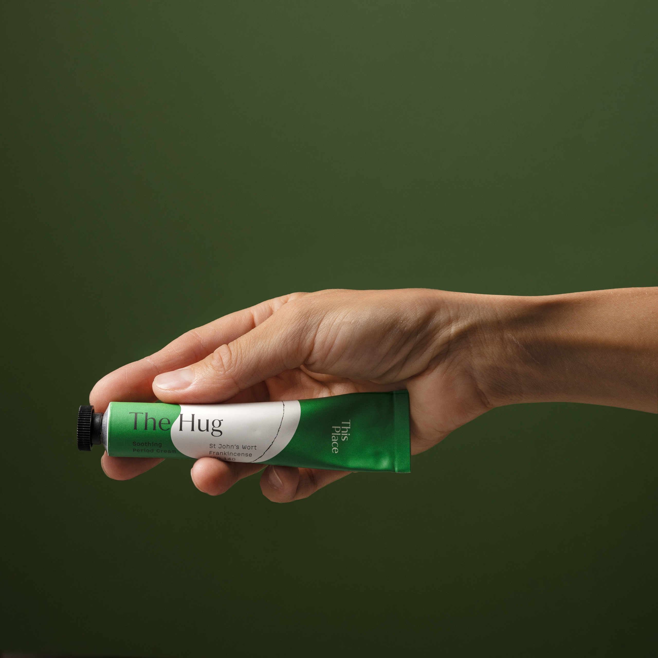 Bodycreme in Hand gehalten, kontrastreiches Licht, Content-Fotografie für Social Media, Lifestyle und Werbung