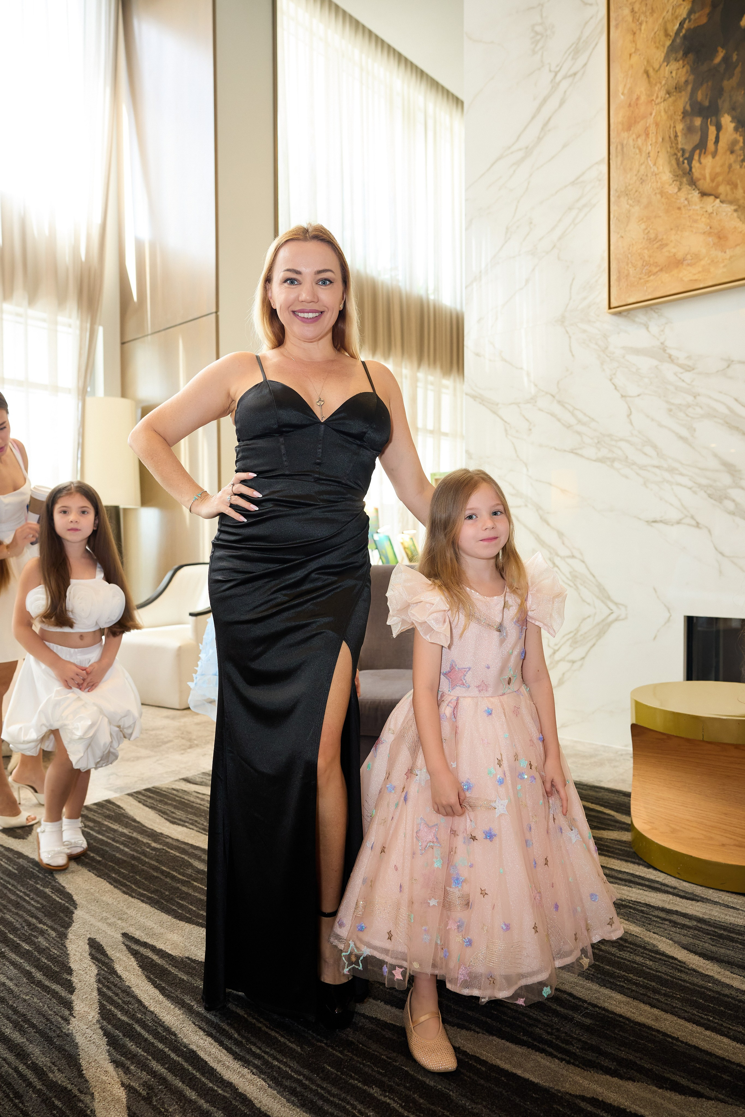 Авторская благотворительная художественная выставка Дианы Бортник. Фотограф Юлия Маковеева