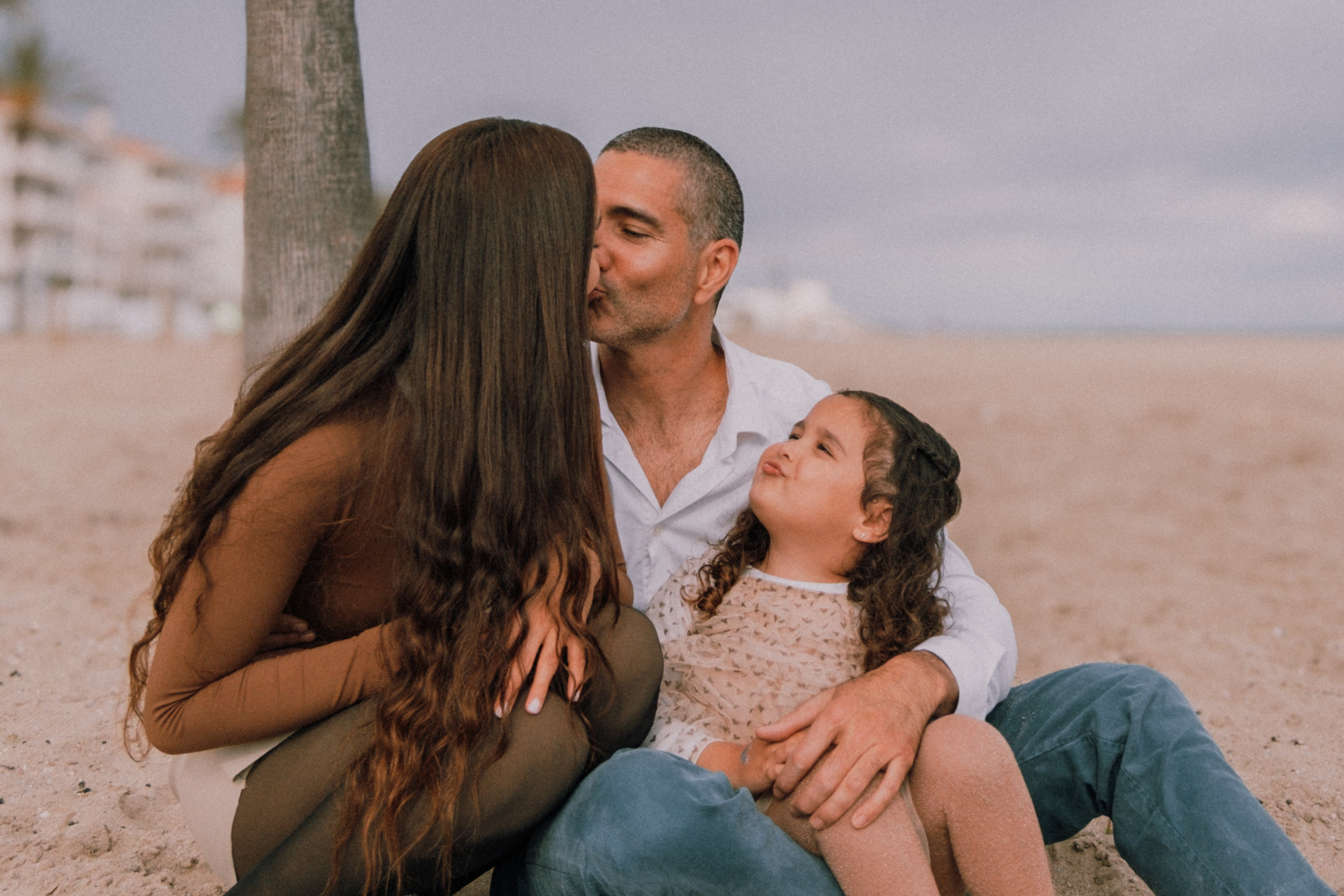 Sesión familiar en la playa. Fotografía profesional en Calafell - Elena Medvedeva