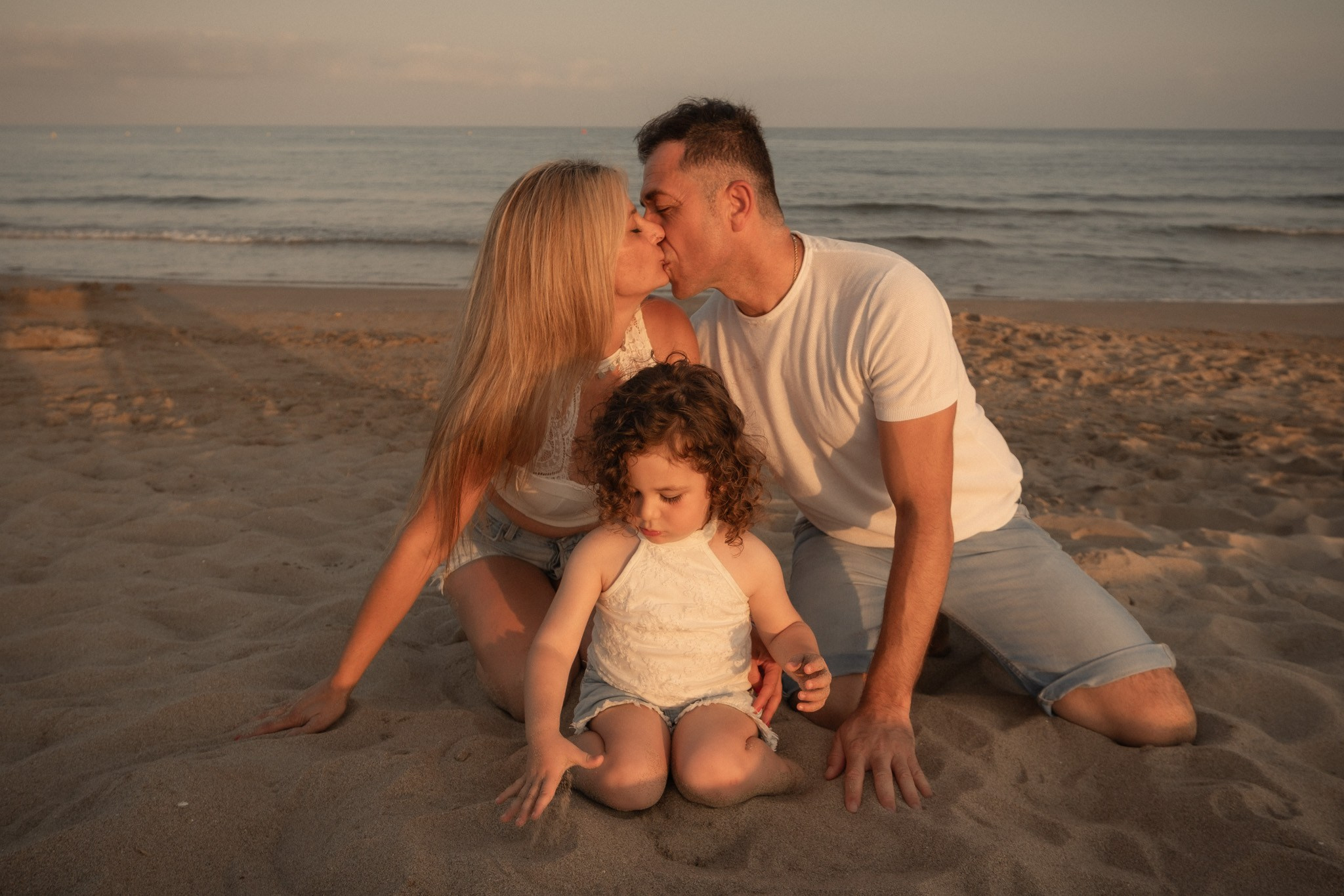 Sesión familiar en la playa. Fotografía profesional en Calafell - Elena Medvedeva