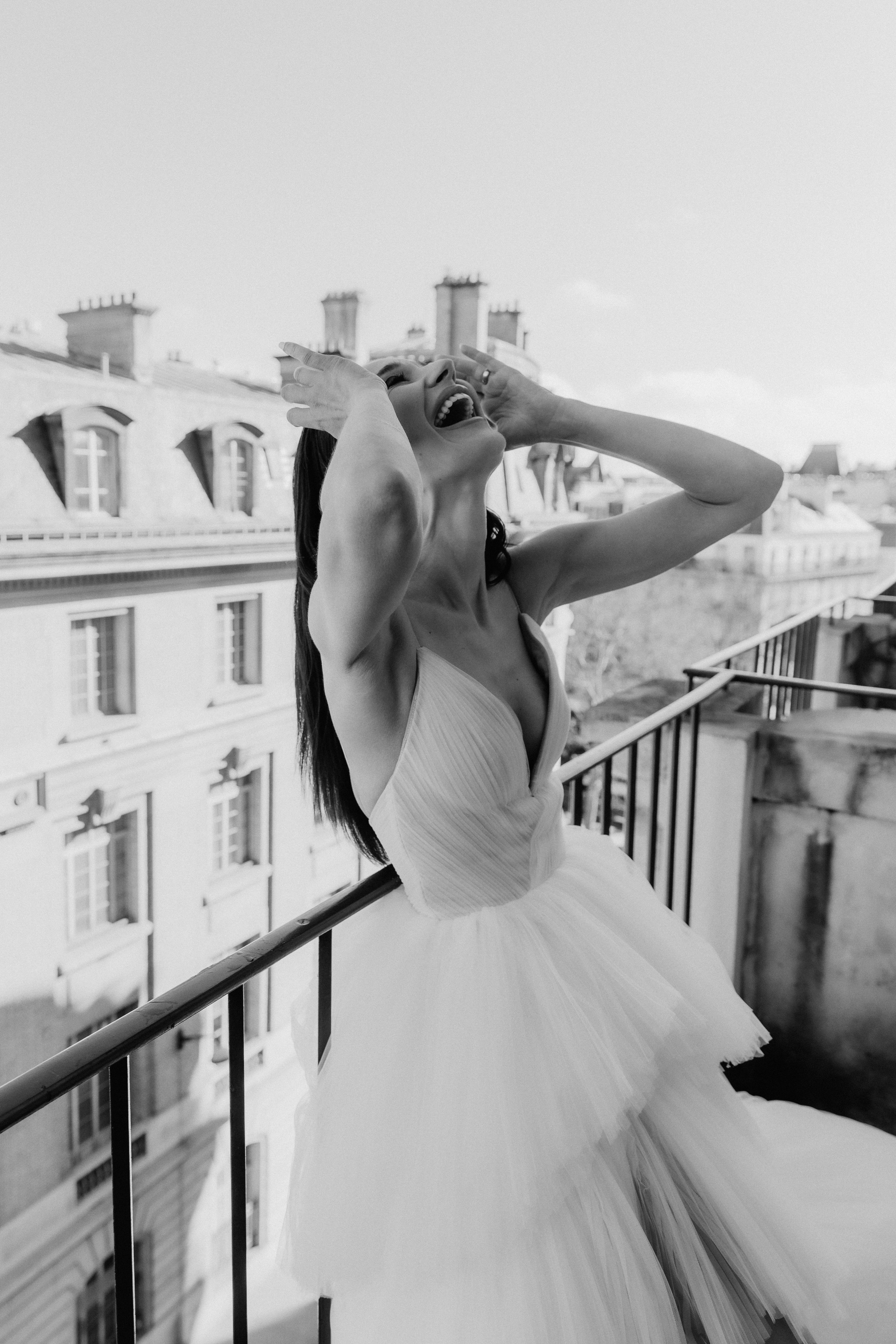 Suzi & Alex | Paris Wedding with a Vintage Car. Paris Wedding Photographer