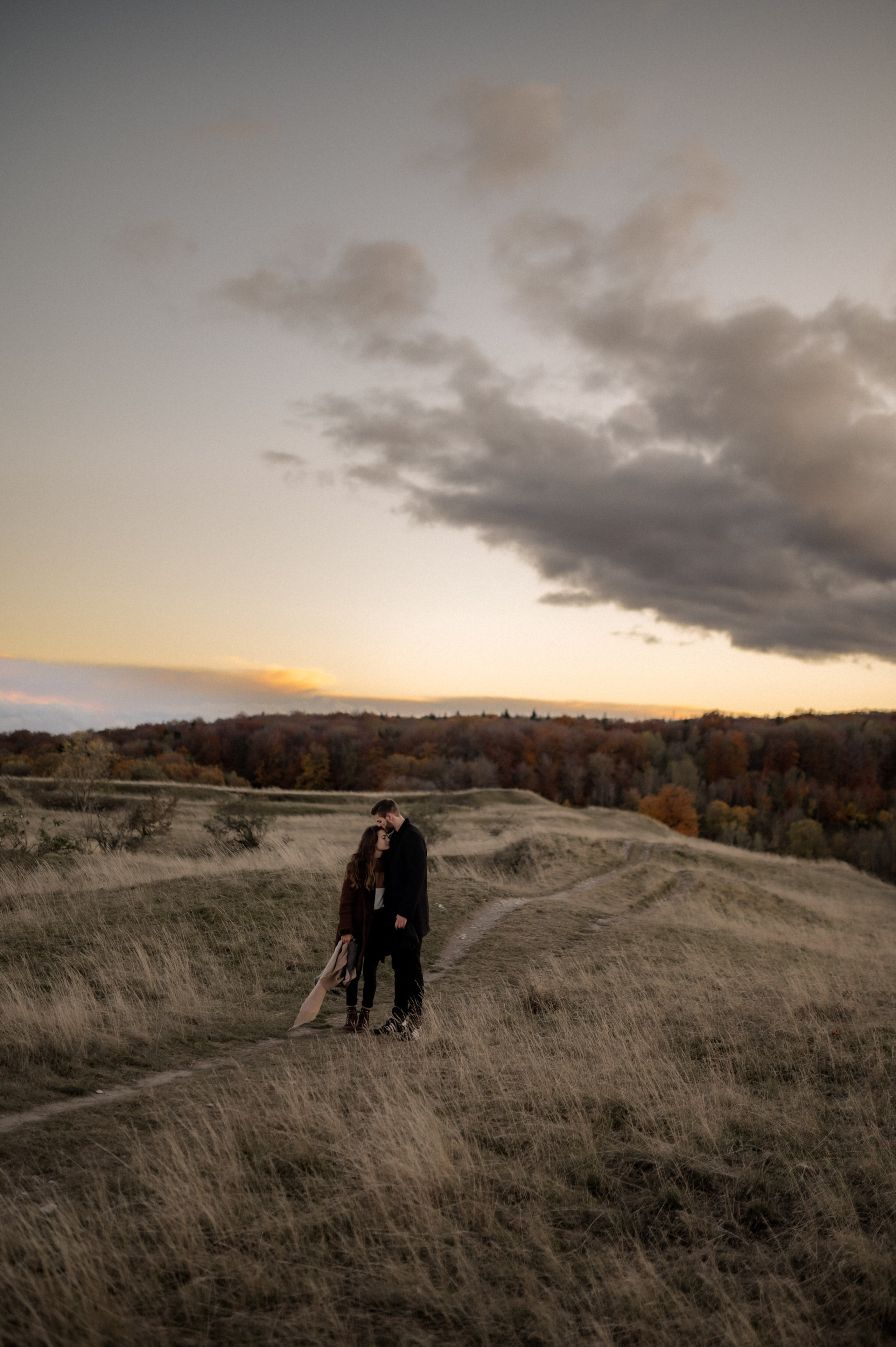 Wenn der Wind flüstert | Paarshooting am Gelben Berg. Photographer in Nuremberg Irina Mehnert from Ansbach