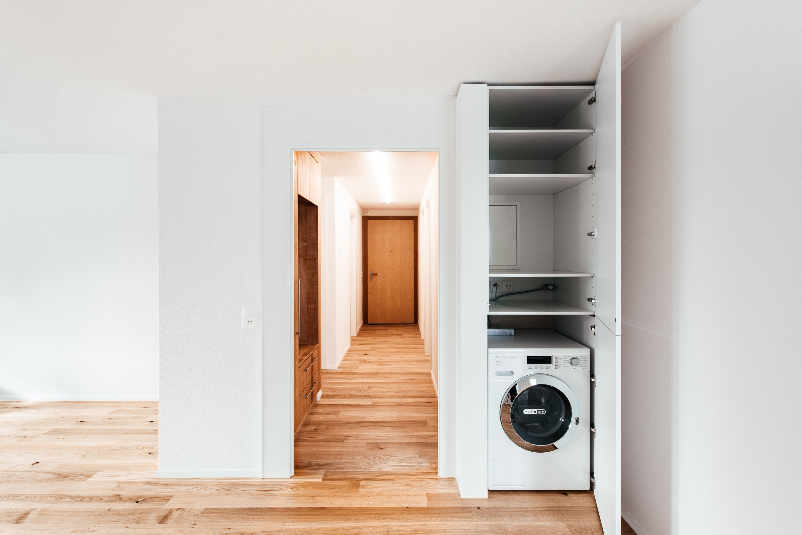 Wohnung, WINDISCH, AARGAU. Hallo! Ich bin Elena und arbeite als Immobilienfotografin