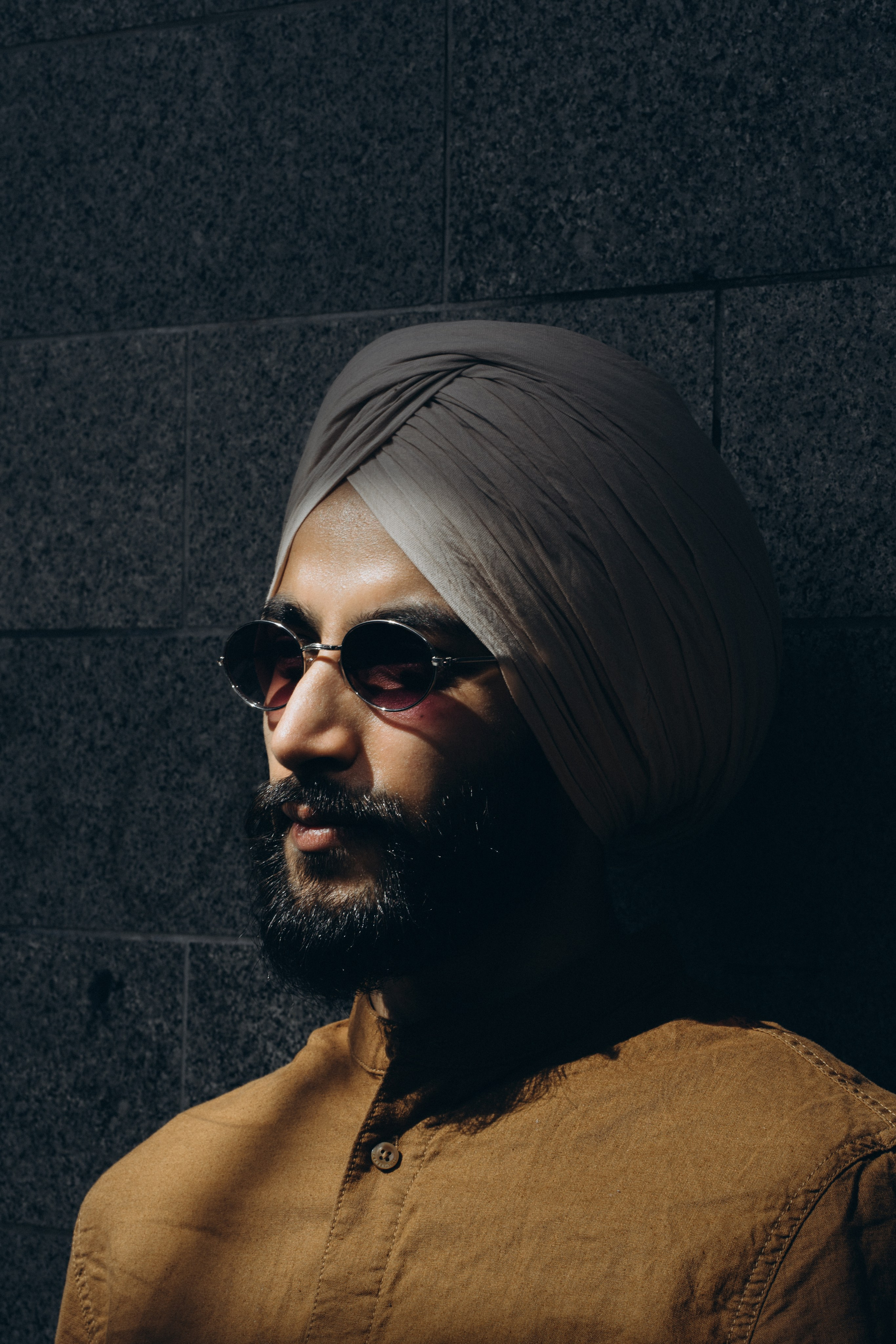 Seitliches Portrait mit Schatten und Lichtspiel – modernes Fotoshooting in Dresden