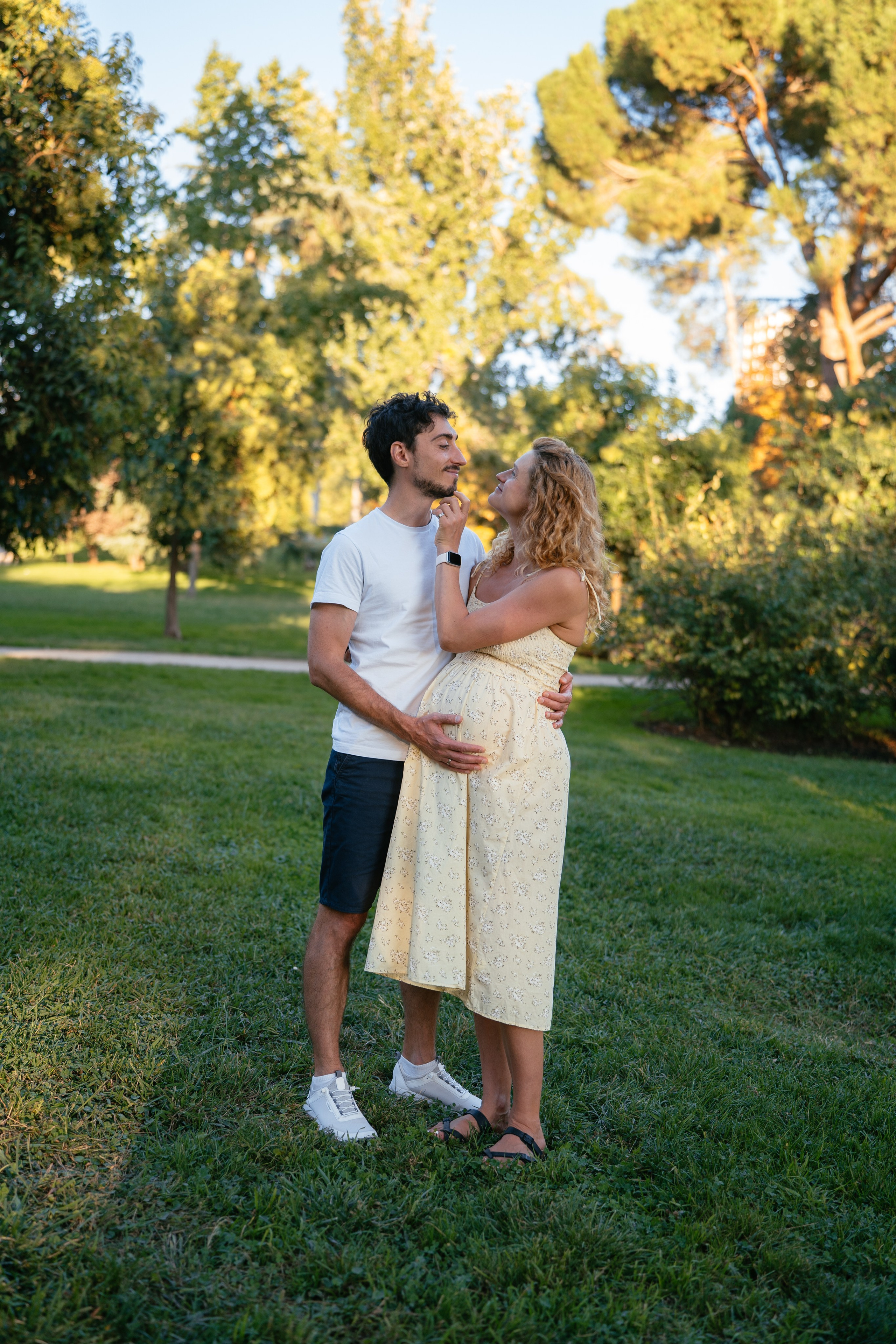 Candid pregnancy photoshoot in the park. Photographer in Madrid, Spain. Alyona Belyaninova